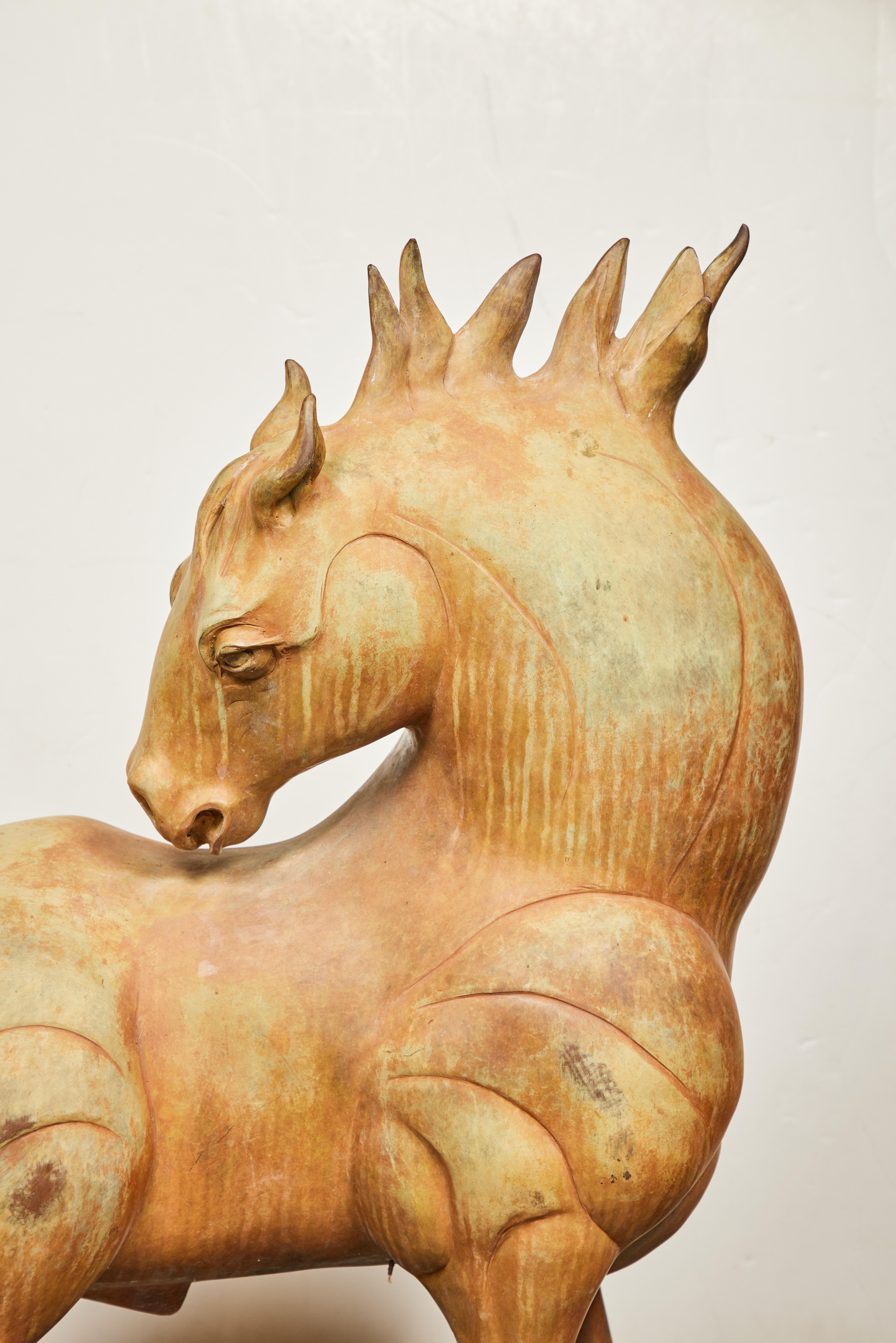 Skulptur eines Stallions aus Bronze, signiert im Angebot 2