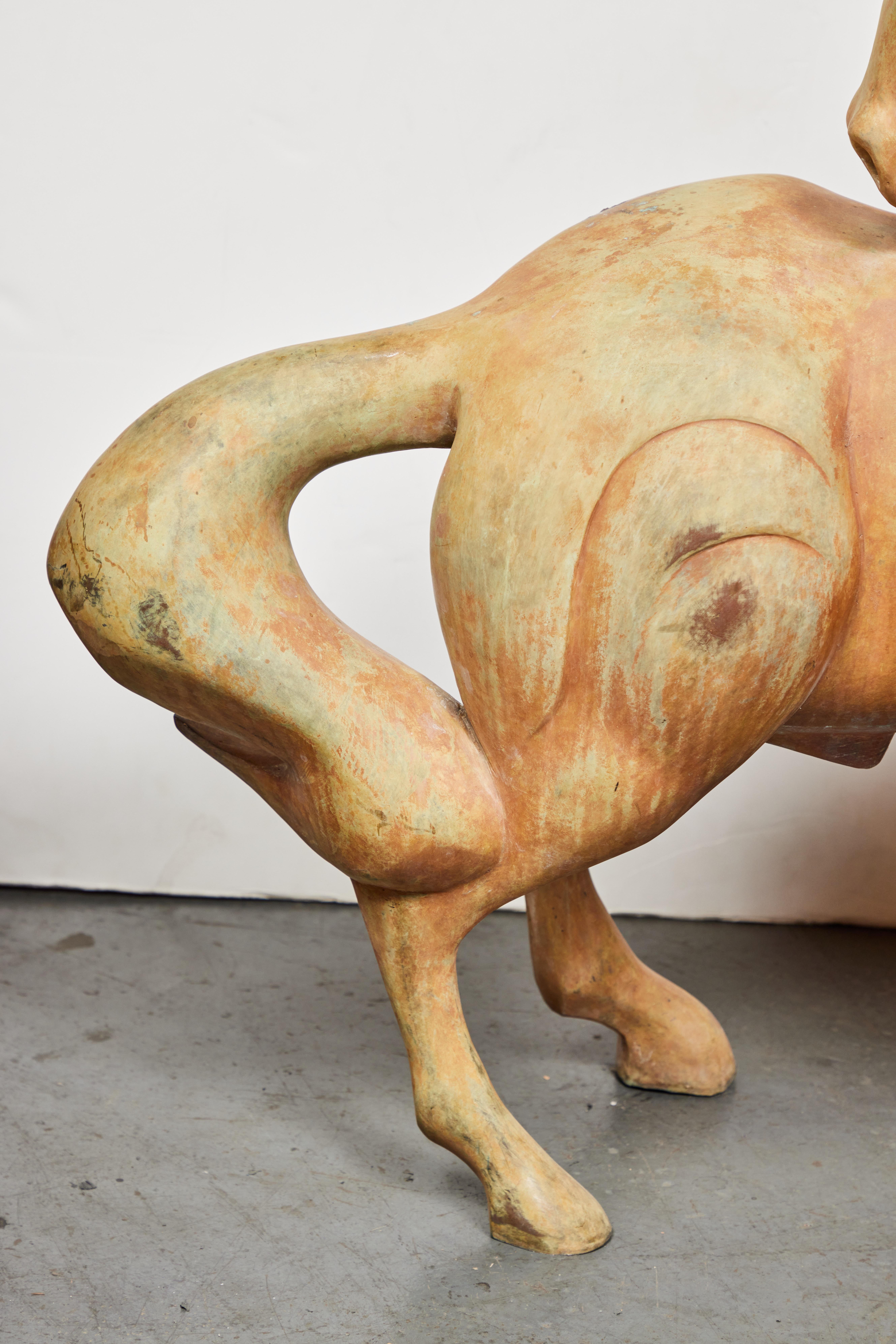 Skulptur eines Stallions aus Bronze, signiert im Angebot 3