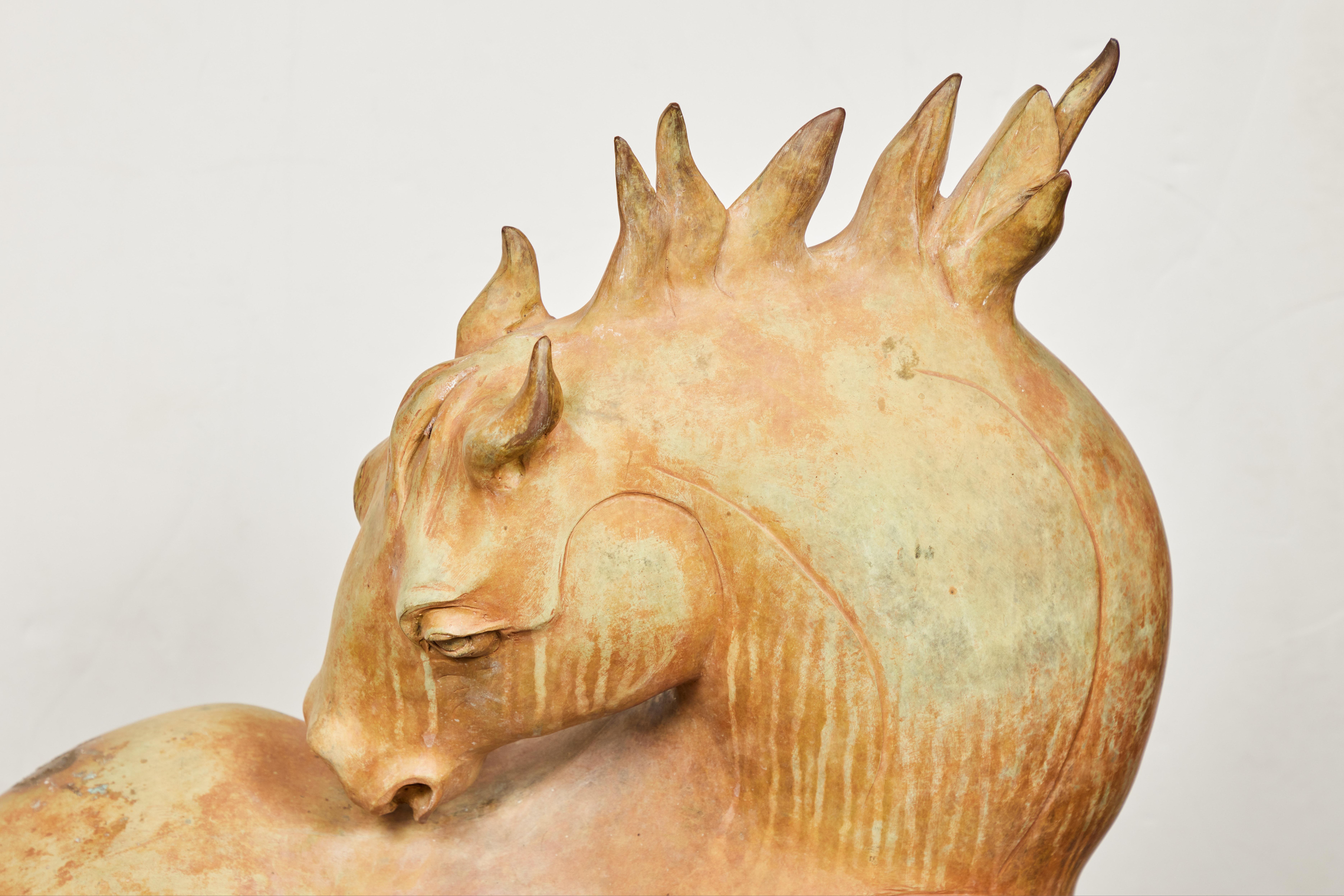 Skulptur eines Stallions aus Bronze, signiert im Angebot 4