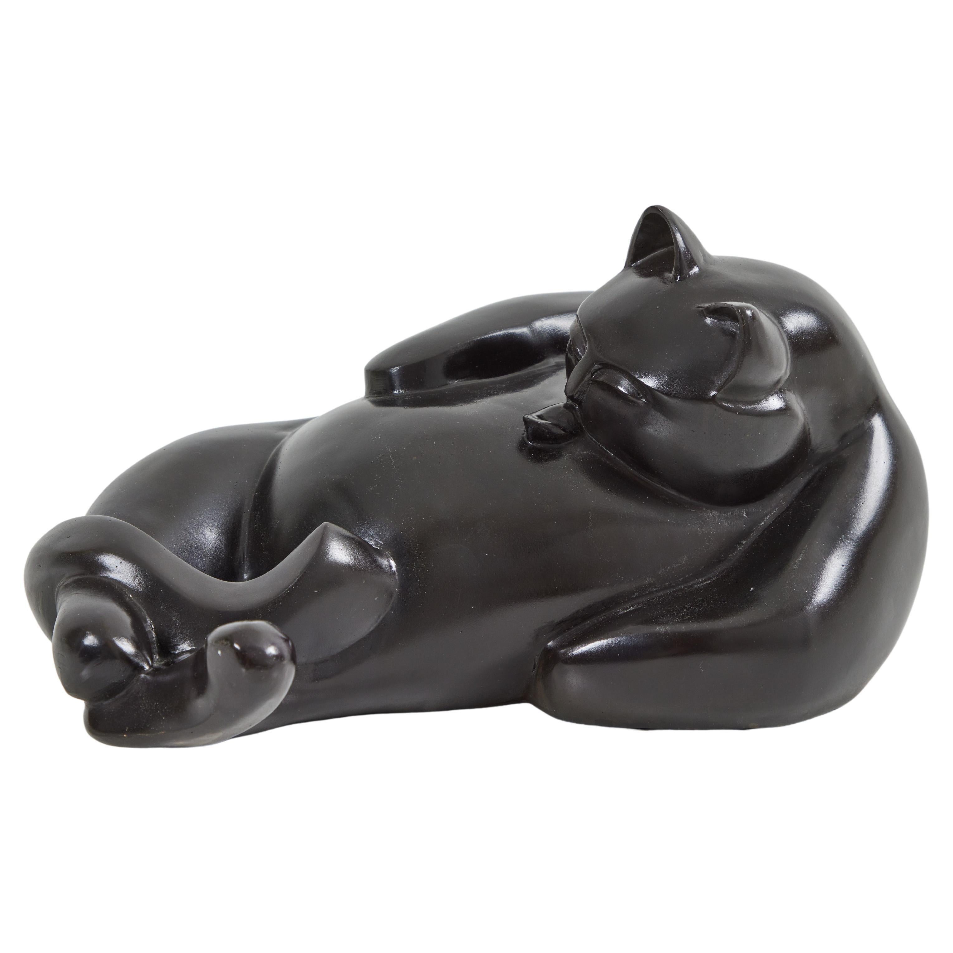 Intitulée "Tanko", il s'agit d'une belle et élégante sculpture de chat en bronze de Barbara Beretich (1936-2018). Ce chat qui se prélasse est représenté en train de se toiletter, sa queue courbée s'enroulant autour de son corps et de ses pattes.