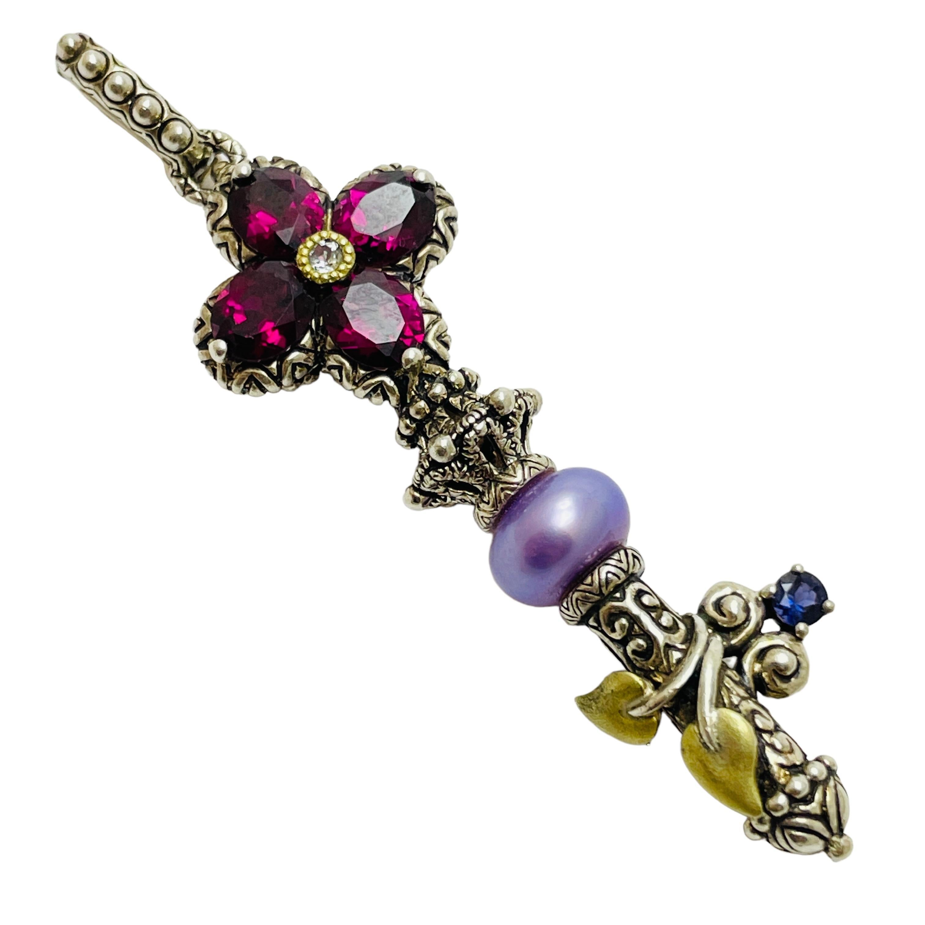 DÉTAILS

• signé BARBARA BIXBY 18K 925

• argent sterling, or jaune 18 carats, tourmaline rose, perles, nacre ciselée, rose émaillée, améthyste briolette

• pendentif design vintage  

MESURES  

• 2,5