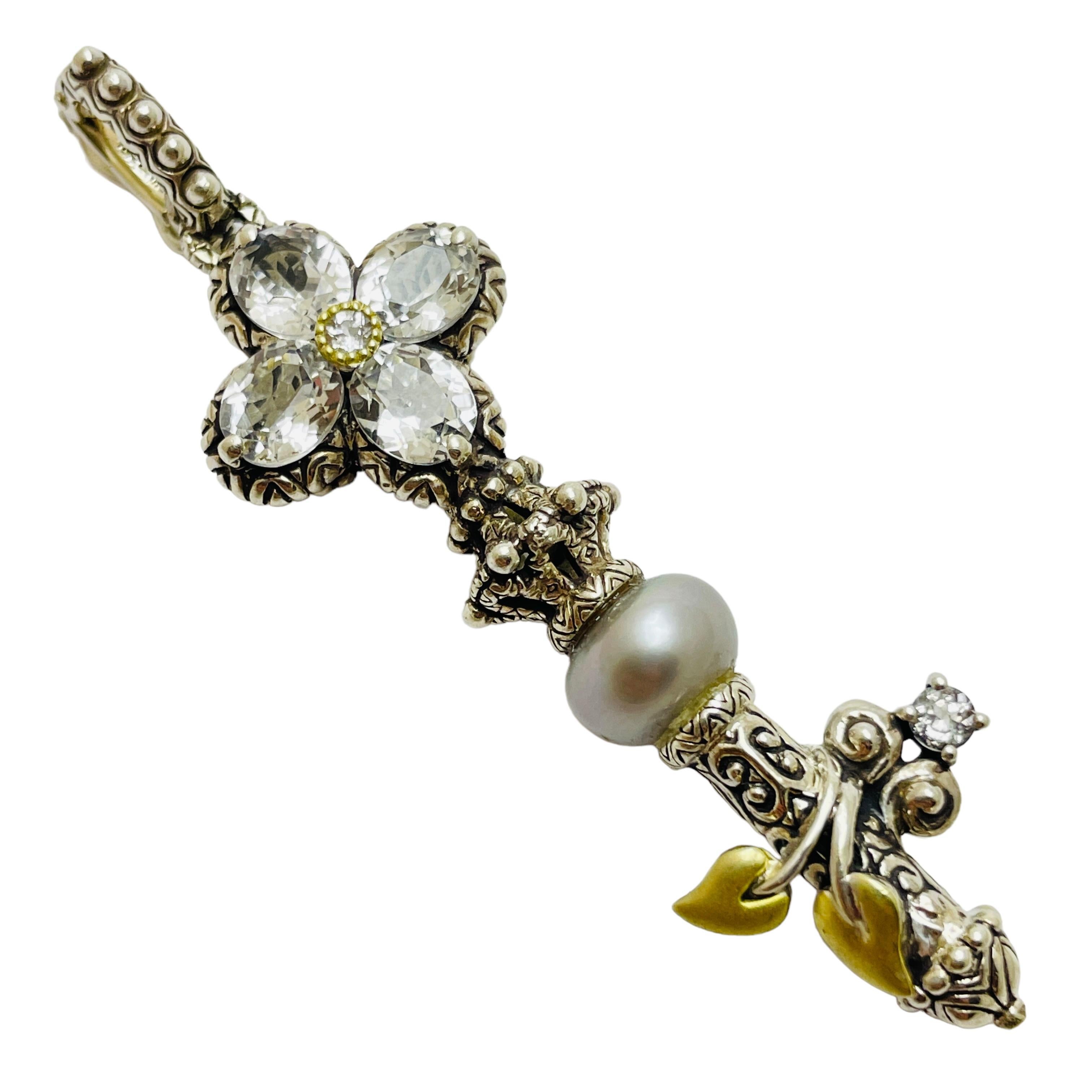 DÉTAILS

• signé BARBARA BIXBY 18K 925

• argent sterling, or jaune 18k, topaze blanche, perle

• pendentif design vintage  

MESURES  

• 2,5