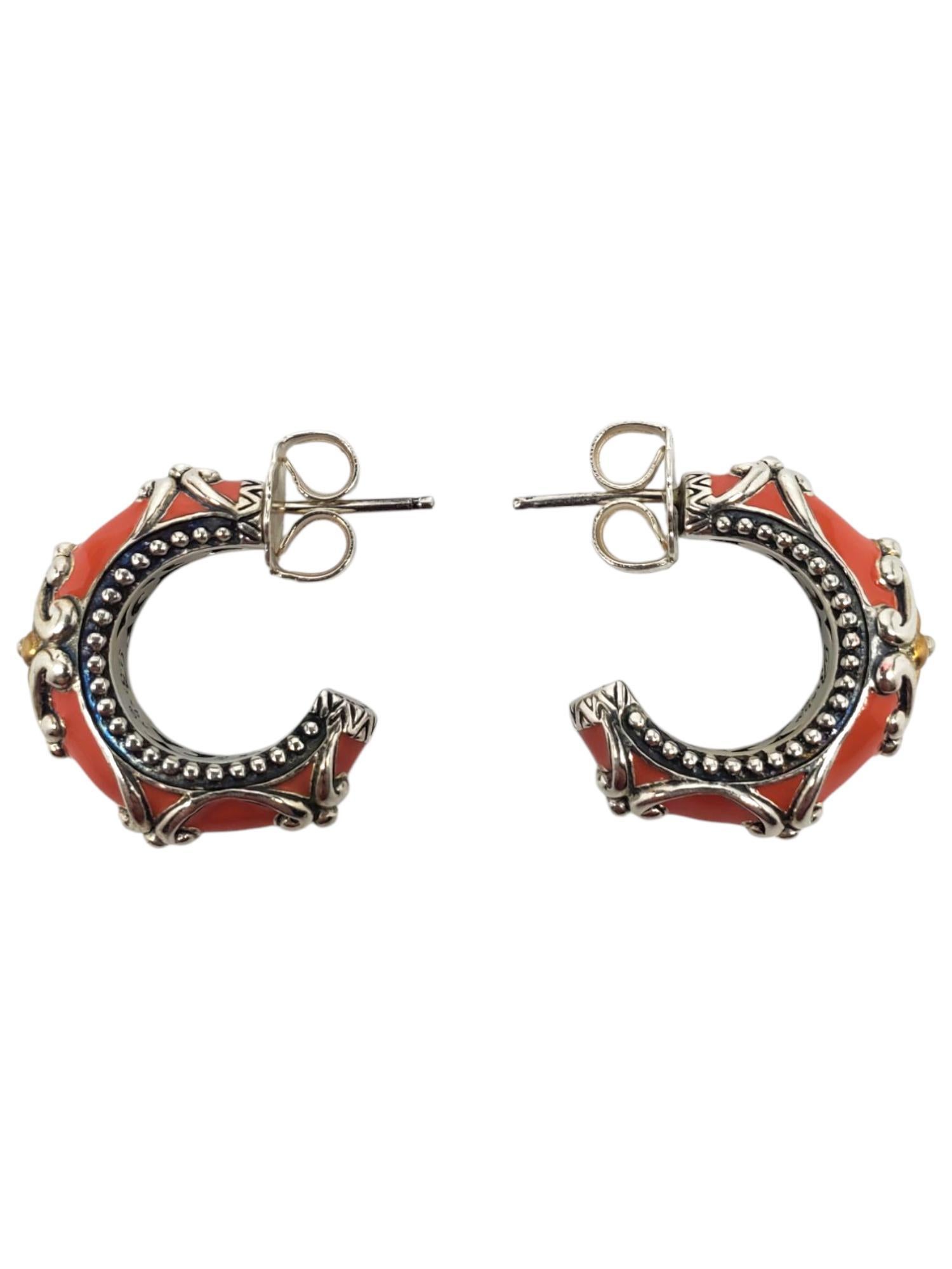 Barbara Bixby Plata de ley y 18 quilates Pendientes de medio aro de coral -

Estos preciosos pendientes de medio aro con cierre a presión de Barbara Bixby presentan una vibrante incrustación de esmalte de coral con un ornamentado trabajo de volutas