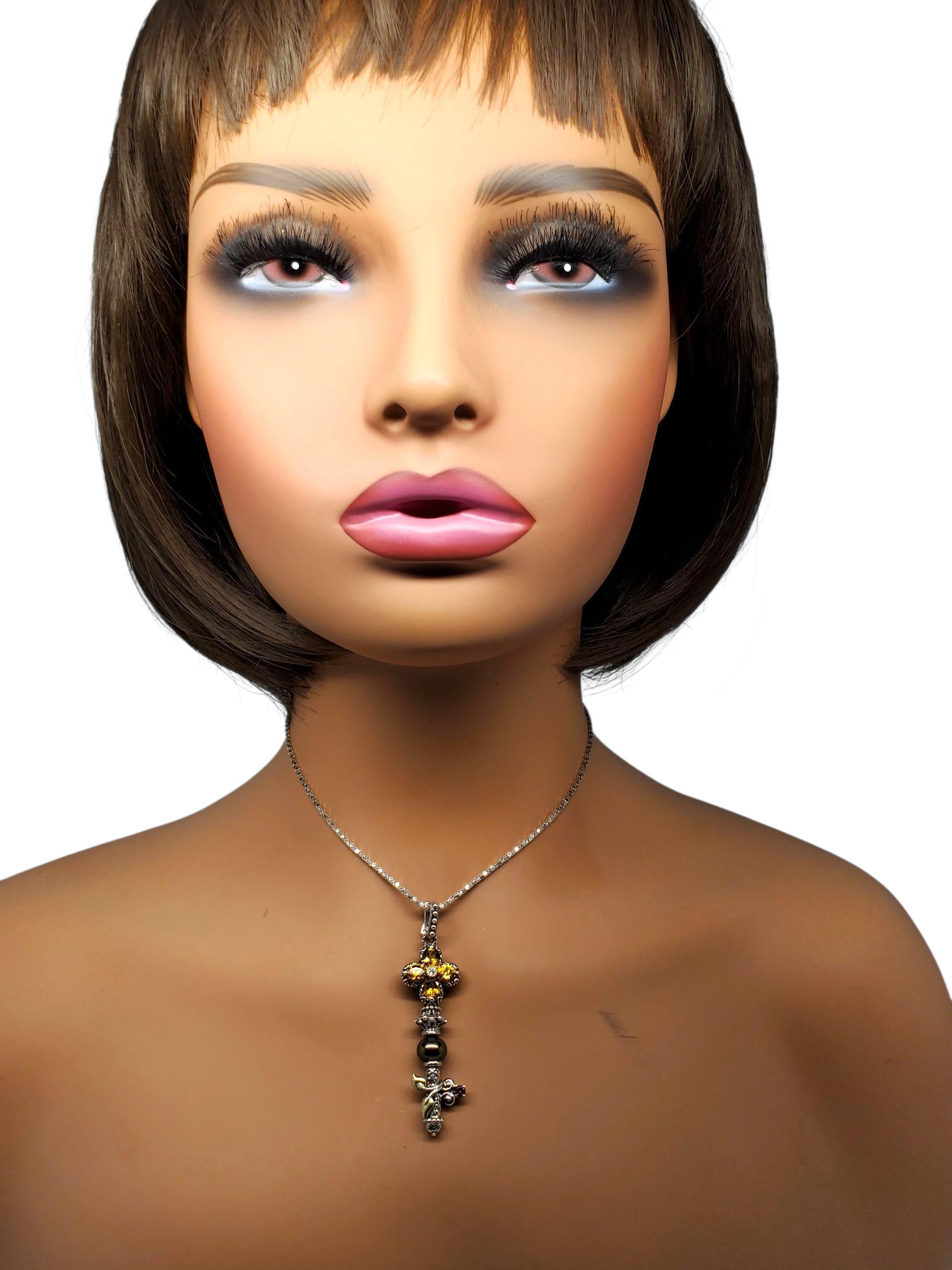 Ciondolo con chiave a fiore in argento Sterling 925 di Barbara Bixby

Questo elegante ciondolo per chiavi floreali di Barbara Bixby è realizzato in argento sterling e accenti in oro 18 carati e presenta un fiore di citrino a quattro petali con un