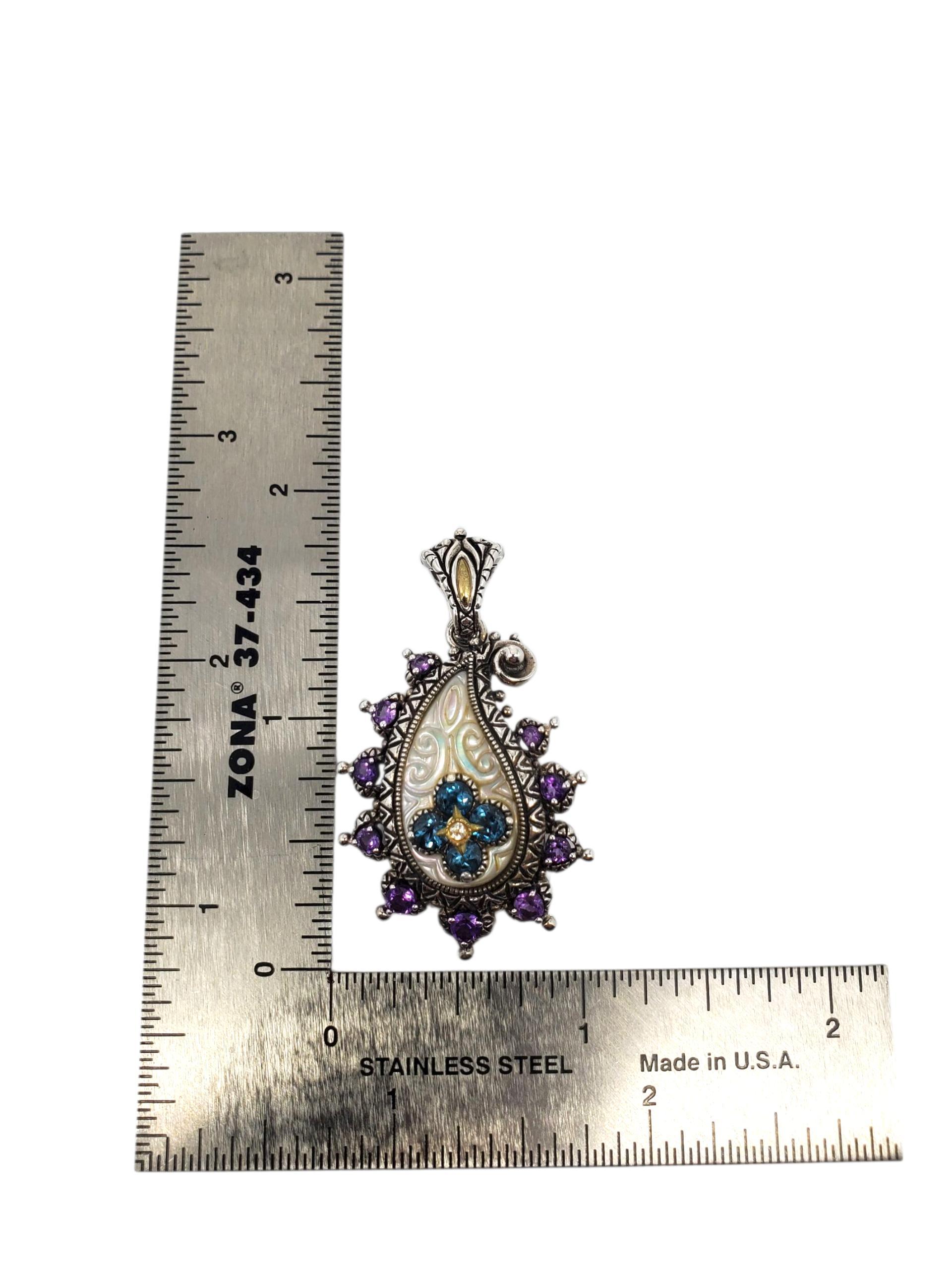 Ciondolo a goccia con topazio blu in argento sterling e oro 18 carati - Barbara Bixby

Questo elegante ciondolo a goccia in argento sterling e oro 18 carati di Barbara Bixby presenta un intarsio di madreperla inciso, incorniciato da un'aureola di