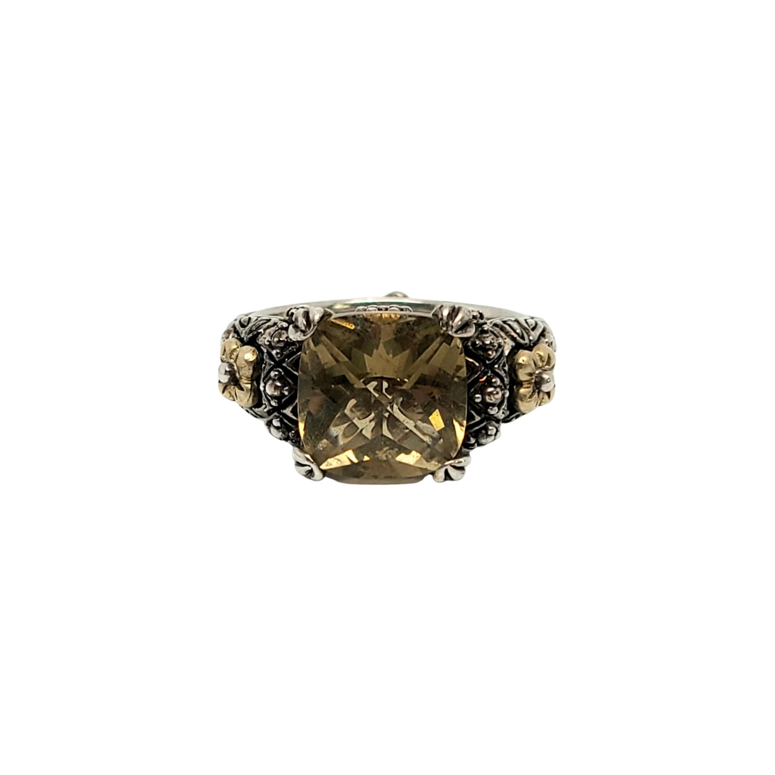Ring aus Sterlingsilber und 18 Karat Gelbgold mit Olivenquarz-Akzenten von Barbara Bixby.

Größe 8

Schön verzierten Ring mit einem quadratischen facettierten Olivenquarz flankiert auf beiden Seiten mit 18K Gelbgold Akzent Blumen auf den Schultern