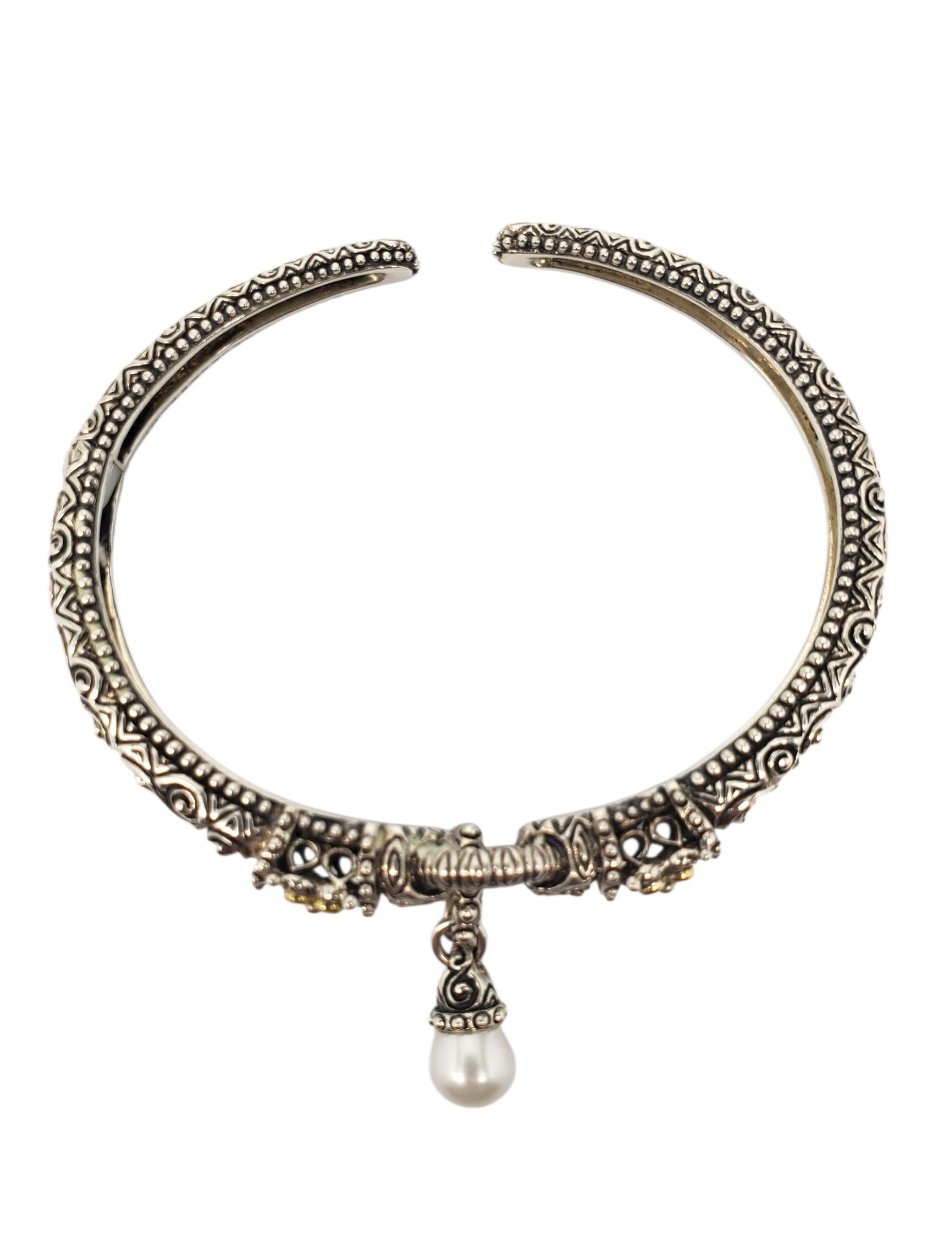 Bracciale a cerniera con perle in argento sterling 18k di Barbara Bixby.

Questo elegante bracciale a cerniera di Barbara Bixby è realizzato in argento sterling con 18 carati.  con accenti in oro e presenta un'intricata decorazione a volute e un