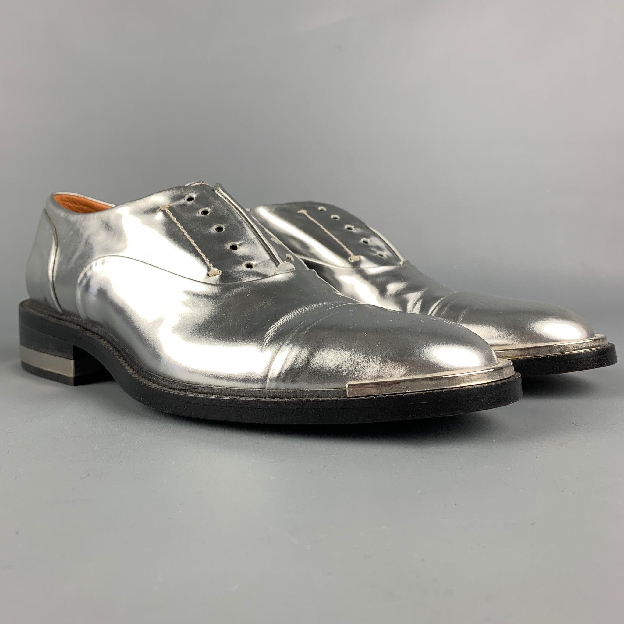 BARBARA BUI shoes comes in a silver metallic leather featuring a cap toe, metal trim, and a laceless style.
Very Good
Pre-Owned Condition. 

Marked:   37Outsole: 10.5 inches  x 3.75 inches 
  
  
 
Reference: 113003
Category: Laces
More Details
   