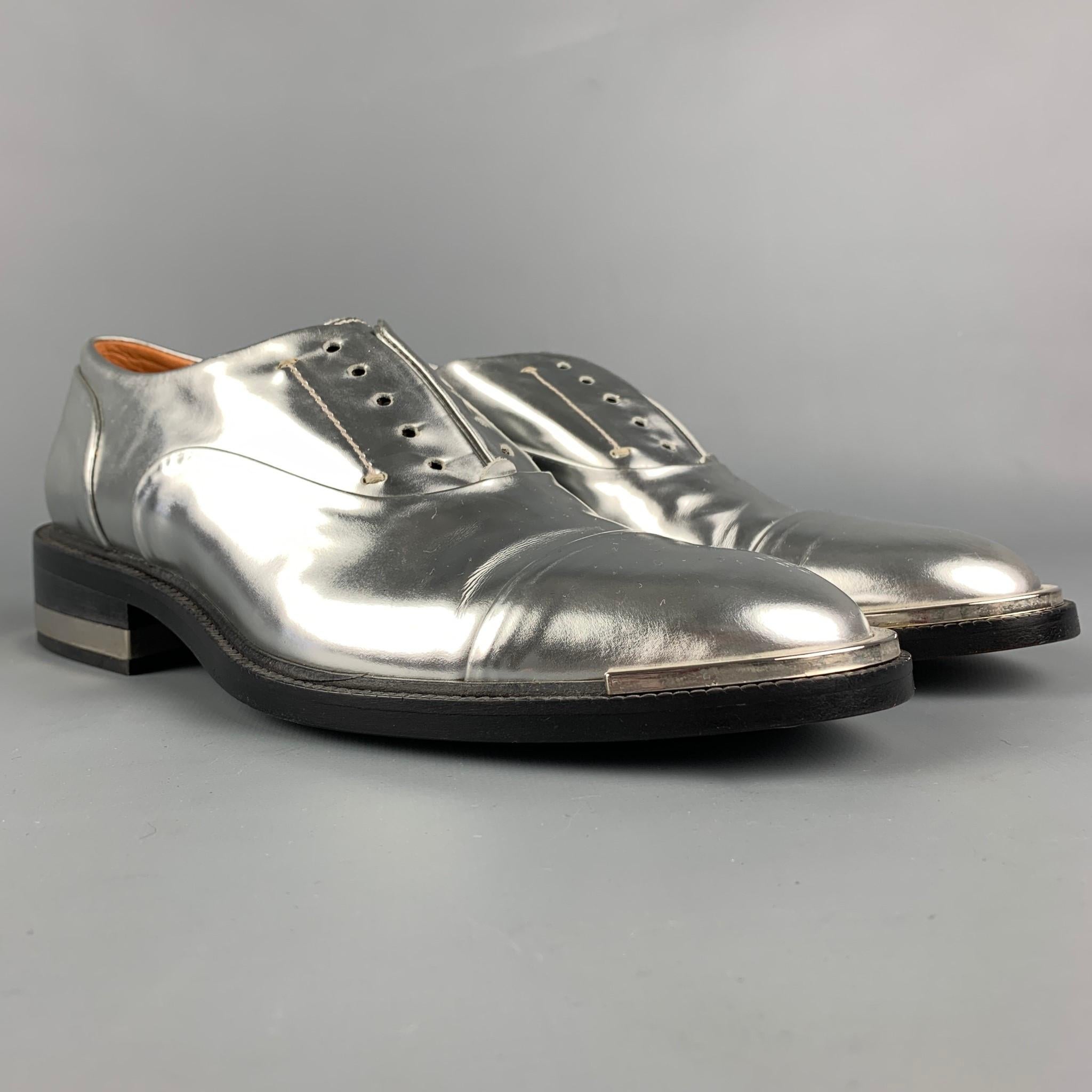 BARBARA BUI shoes comes in a silver metallic leather featuring a cap toe, metal trim, and a laceless style. 

Very Good Pre-Owned Condition.
Marked: 37
Original Retail Price: $590.00

Outsole: 10.5 in. x 3.75 in. 