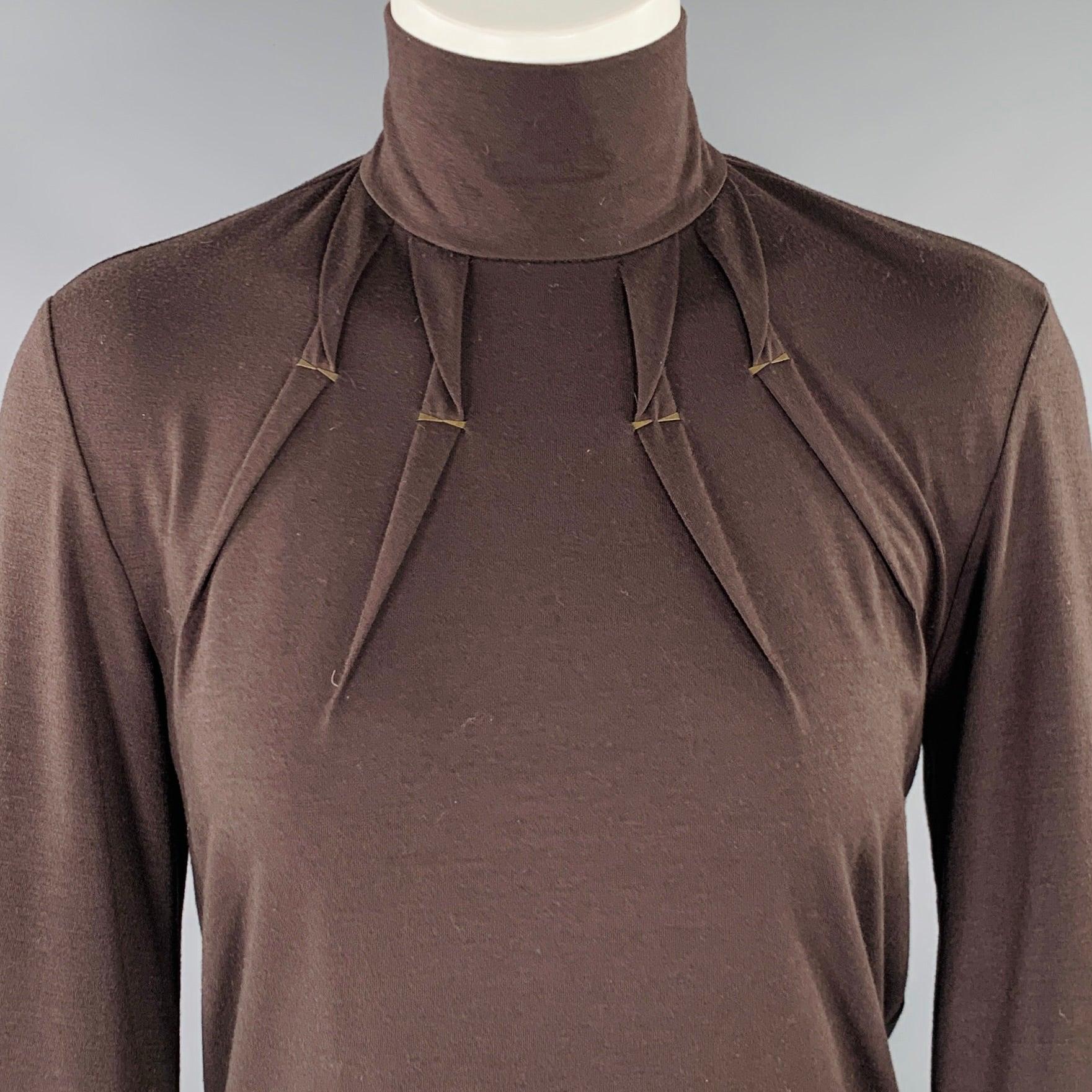 BARBARA BUI Pullover
aus einem braunen Polyester-Mischgewebe mit Plissee-Stil und Messing-Metalldetails, Blousonärmeln und Rollkragen. Made in France. sehr guter gebrauchter Zustand. Leichte Pillingbildung. 

Markiert:   M/40 

Abmessungen: 
