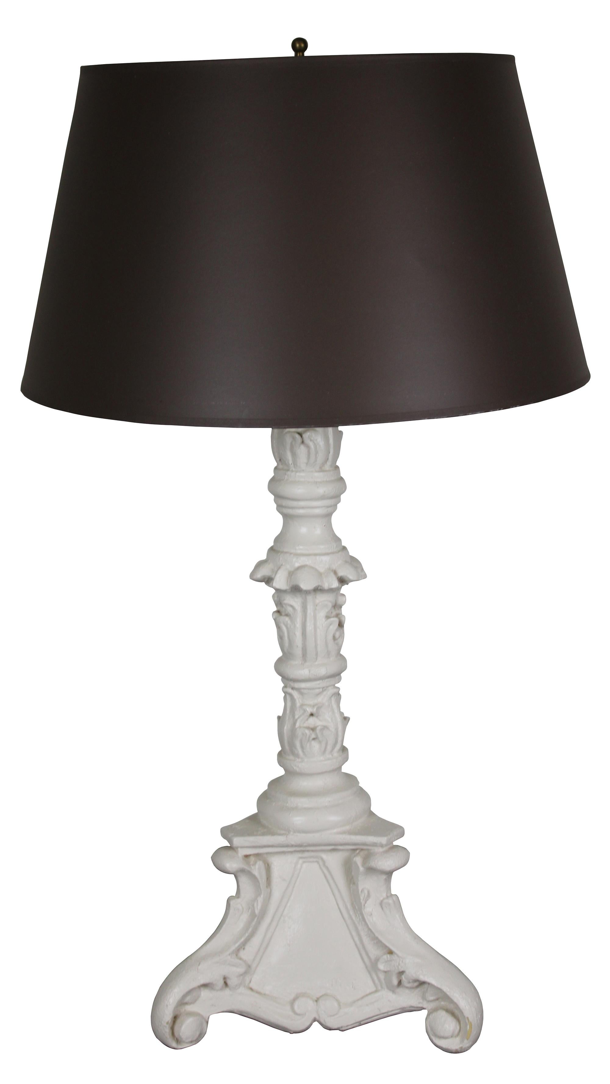 Vintage Barbara Cosgrove lampe. Il présente un style baroque avec une finition peinte en blanc, une base tripode à pied et un abat-jour noir. Mesure : 34
