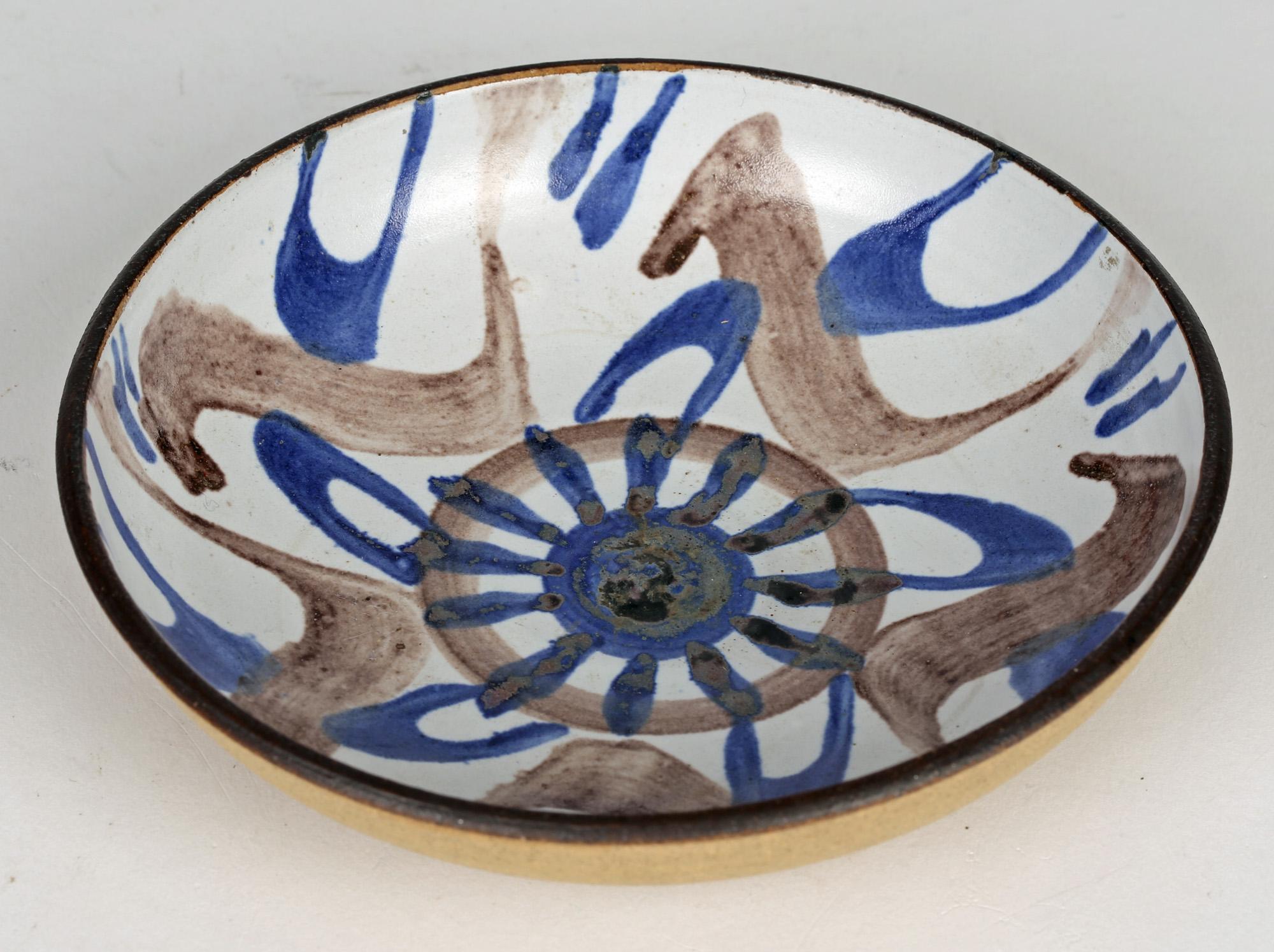 Barbara Davidson Scottish Studio Pottery Abstract Decorated Shallow Dish In Good Condition For Sale In Bishop's Stortford, Hertfordshire