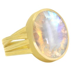 Bague ruban en or, unique en son genre, en pierre de lune arc-en-ciel taillée sur mesure, Barbara Heinrich