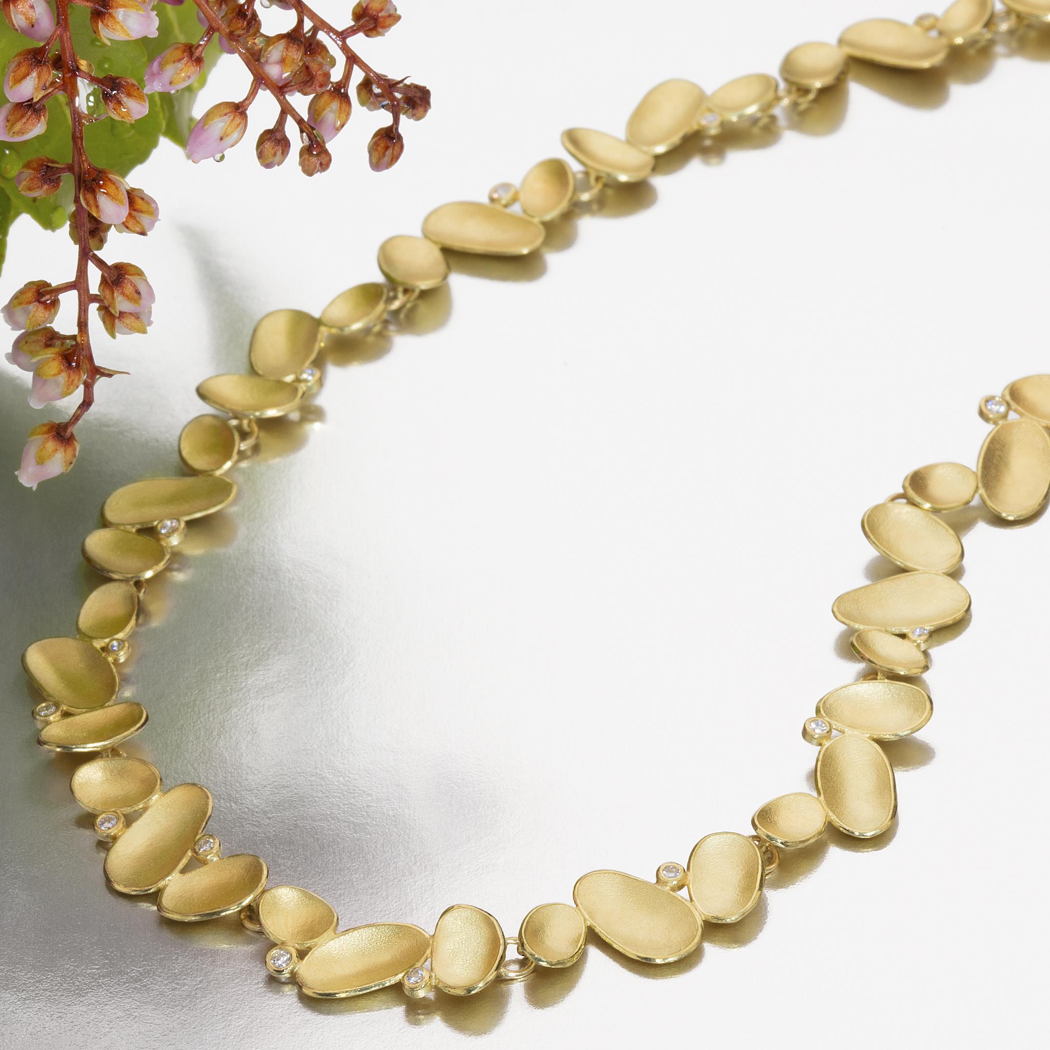 Goldene Muschel-Halskette, die von der renommierten Schmuckherstellerin Barbara Heinrich in aufwändiger Handarbeit aus massivem 18-karätigem Gelbgold gefertigt wurde. Sie besteht aus 17,75 cm langen, einzeln geformten goldenen Muschelelementen, die
