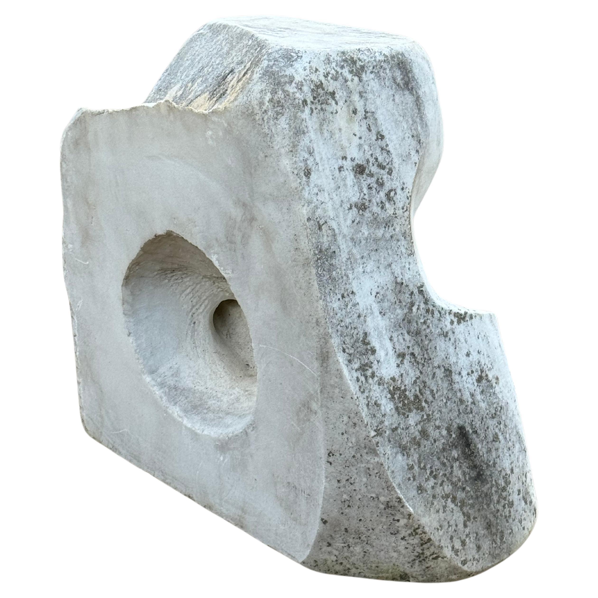 Escultura abstracta orgánica de mármol tallado estilo Barbara Hepworth para jardín o patio