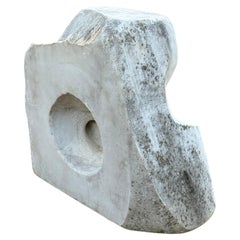 Escultura abstracta orgánica de mármol tallado estilo Barbara Hepworth para jardín o patio