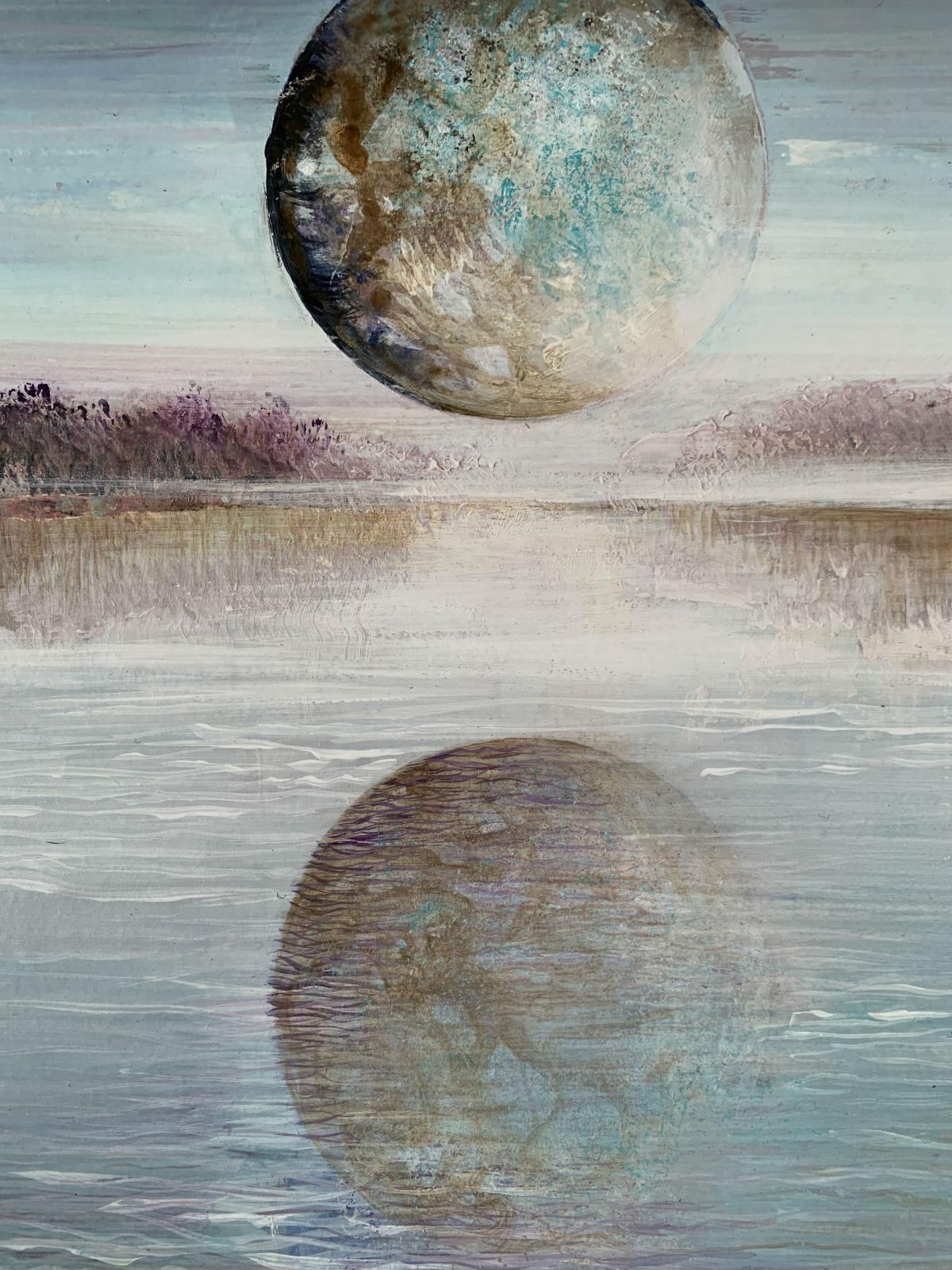 Zeitgenössische figurative Acrylmalerei auf Karton von der polnischen Künstlerin Barbara Hubert. Das Gemälde zeigt eine Landschaft oder vielmehr eine Wasserlandschaft mit Vollmond, der sich im Wasser spiegelt. Die Farben sind sanfte, pastellige