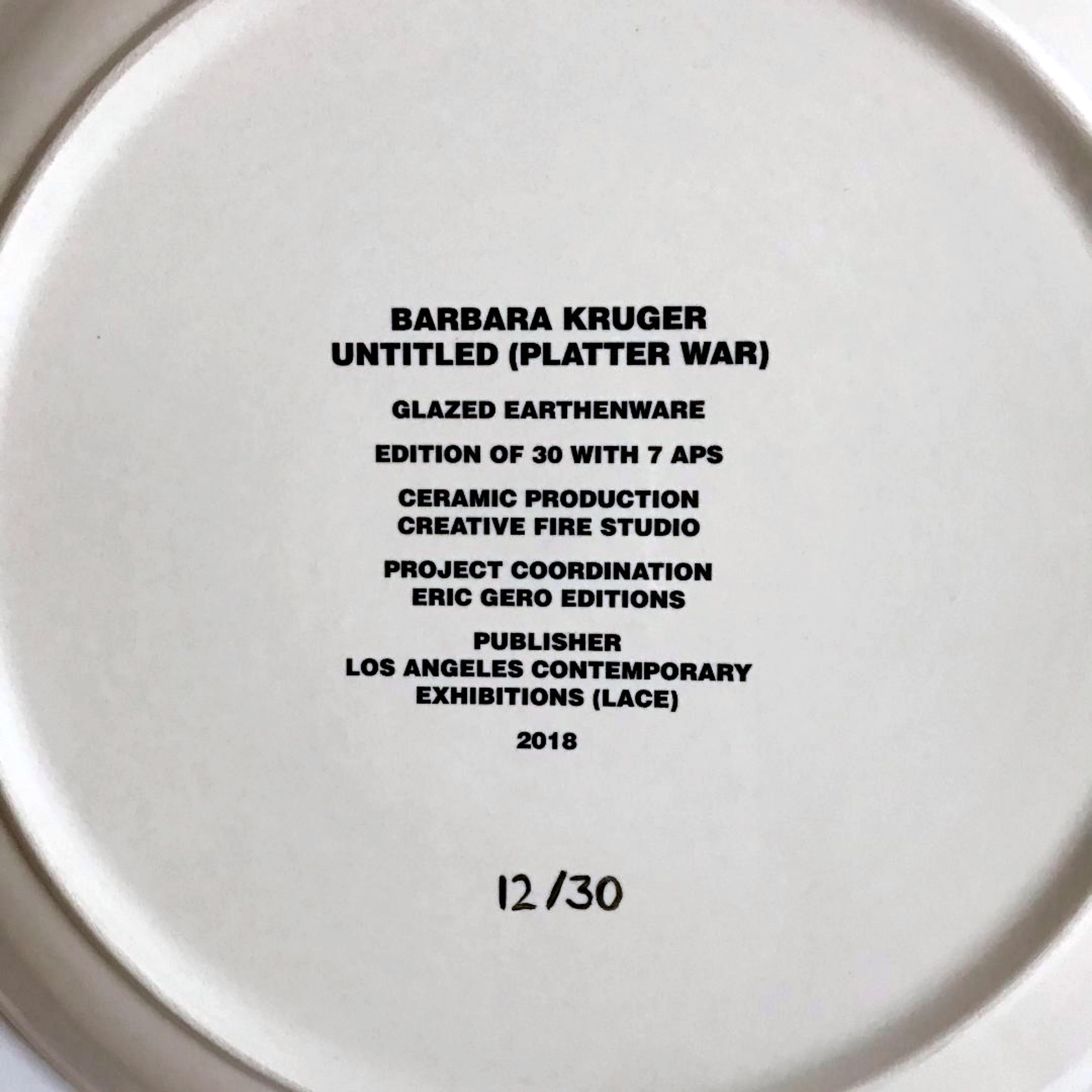 Barbara Kruger, War Platter Lt Ed ceramica fatta a mano in scatola su misura arte politica in vendita 2