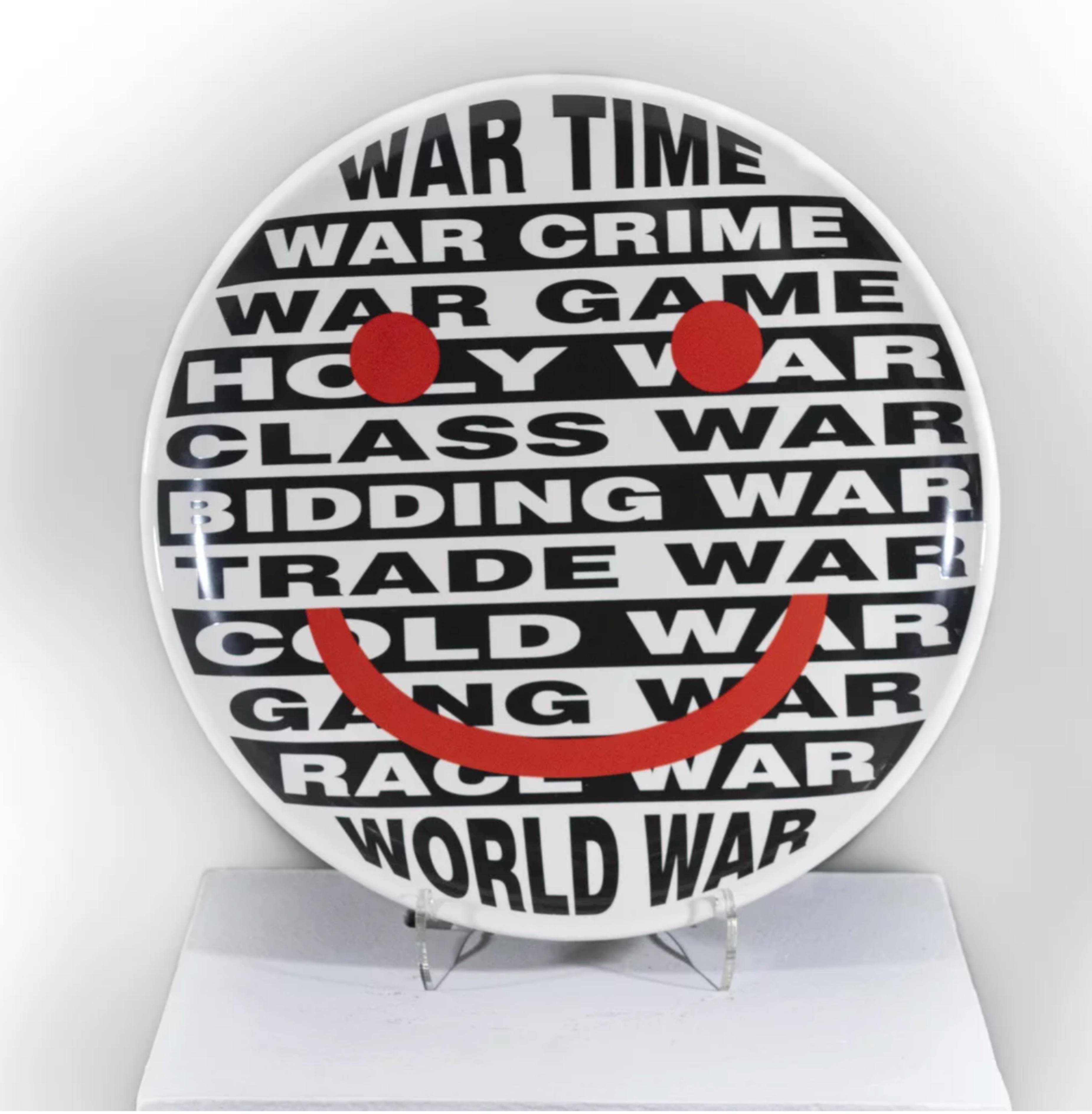 Barbara Kruger, War Platter Lt Ed ceramica fatta a mano in scatola su misura arte politica in vendita 5