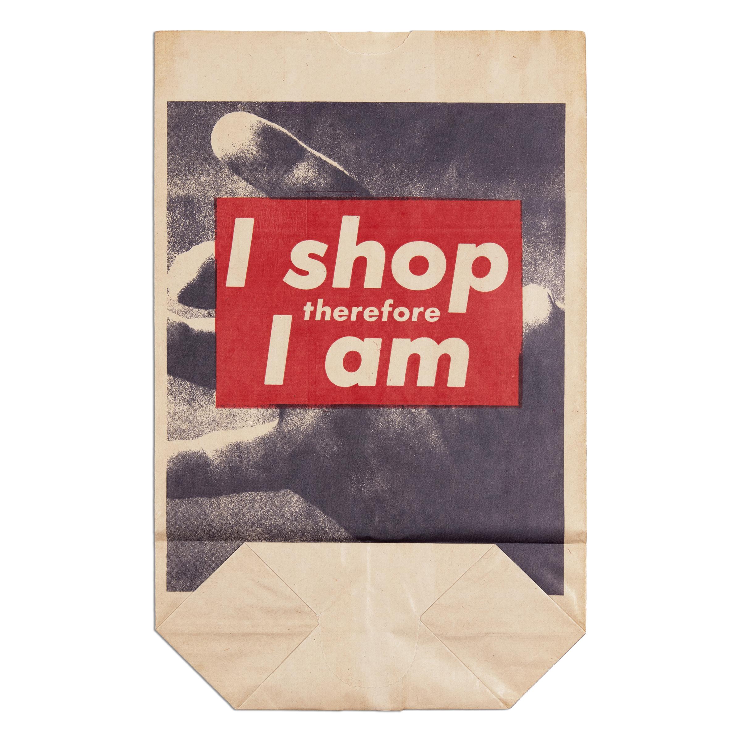 Barbara Kruger (1945, américaine)
I+I Shop Therefore I Am, 1990
Support : Photolithographie sur sac à provisions en papier
Taille de l'édition : 9000
Dimensions : 17 5/16 x 10 3/4 in (43.9 x 27.3 cm)
Éditeur : Kölnischer Kunstverein,