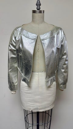 Blouson aviateur court en cuir métallisé souple avec poches, signé Barbara Tfank