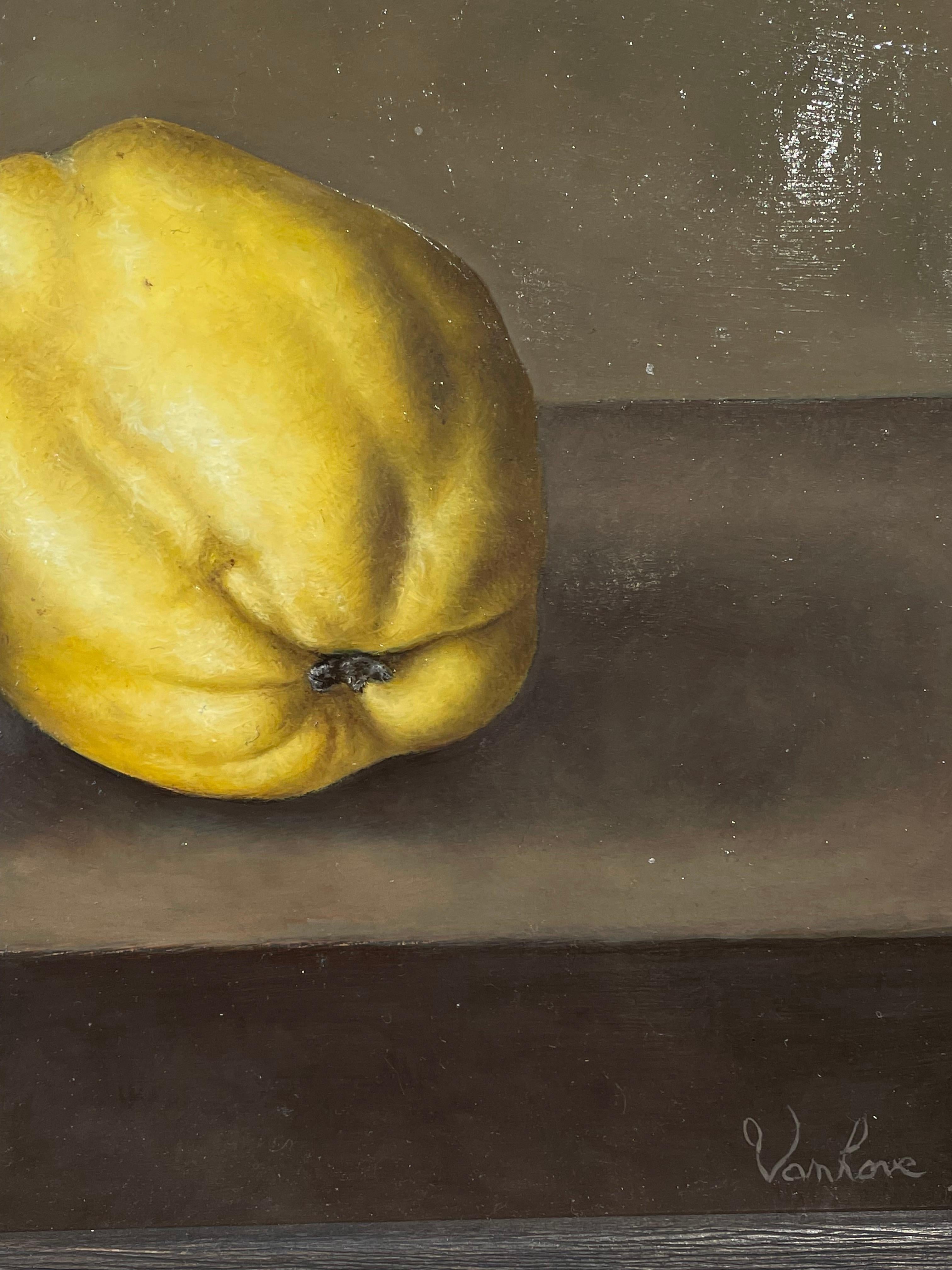 Zeitgenössisches realistisches Stillleben mit gelben „Wandleuchtern“, niederländische Meister (Realismus), Painting, von Barbara Vanhove