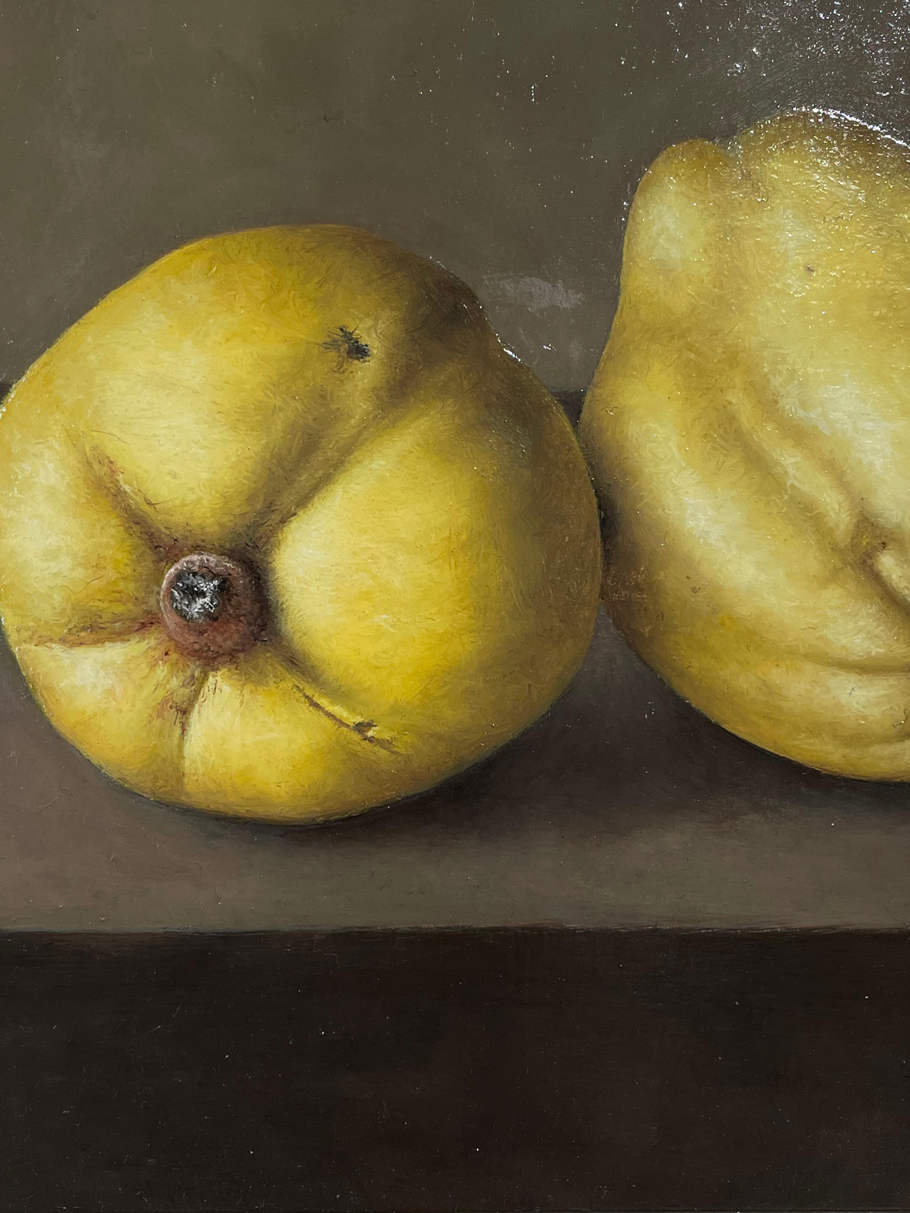 Zeitgenössisches realistisches Stillleben mit gelben „Wandleuchtern“, niederländische Meister (Beige), Still-Life Painting, von Barbara Vanhove