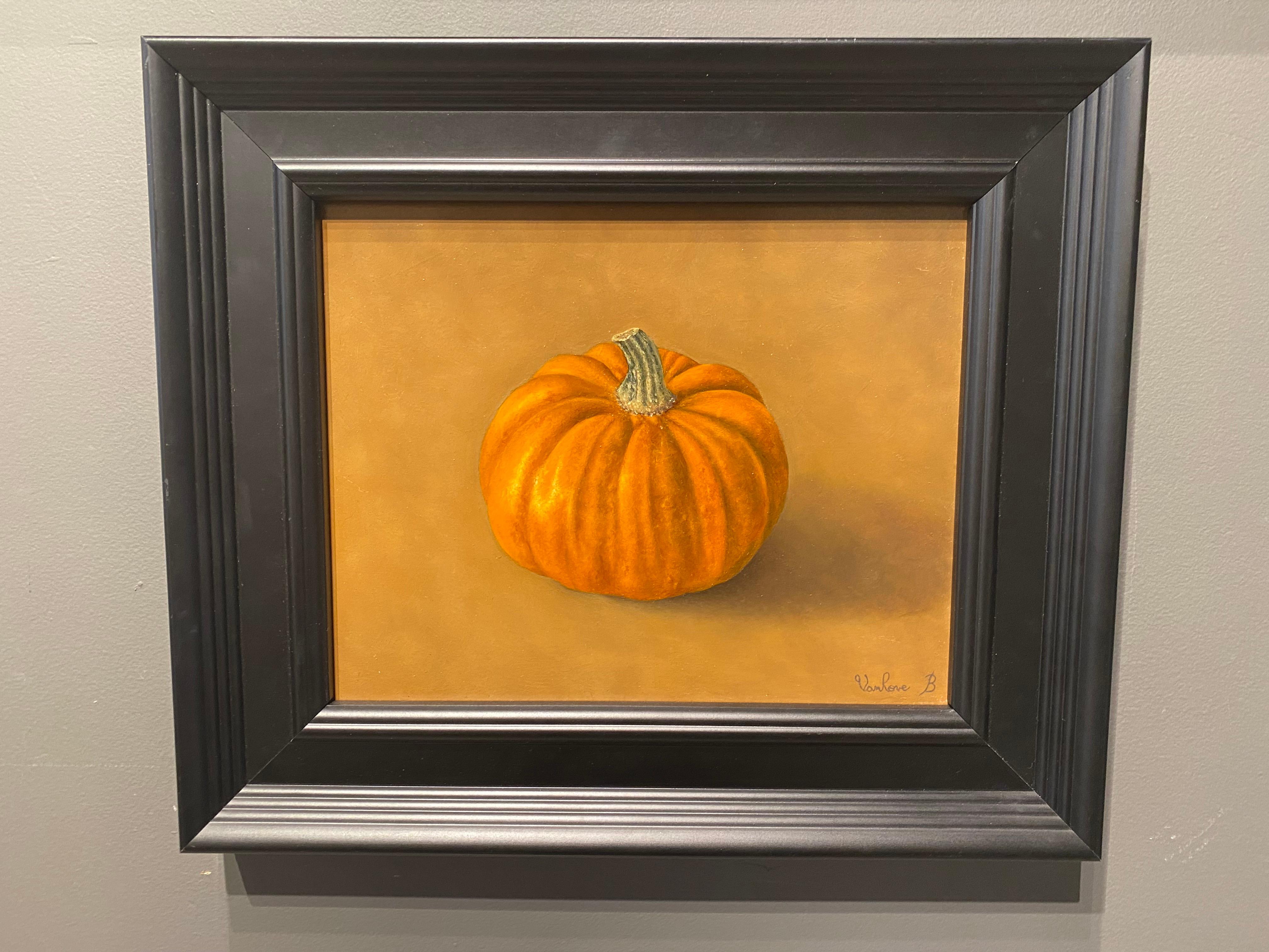Nature morte photoréaliste d'un foulard orange « Halloween Pumpkin » - Painting de Barbara Vanhove