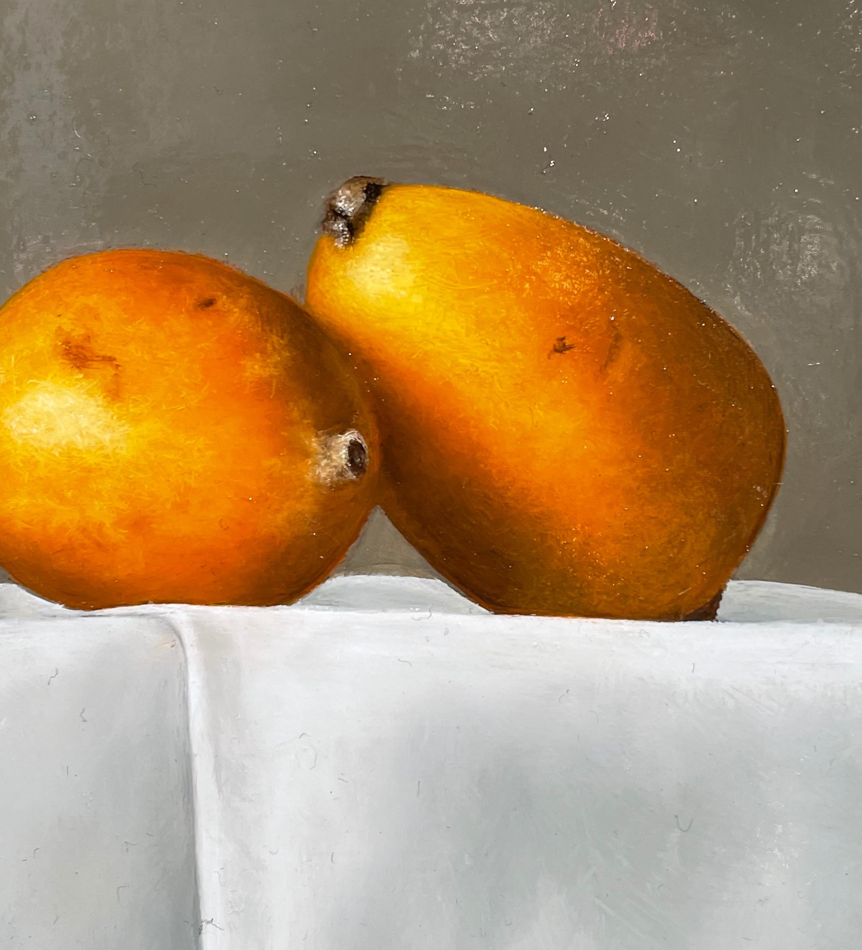 „Loquats & Chinese Bowl“ Zeitgenössisches fotorealistisches Stillleben, gelb (Fotorealismus), Painting, von Barbara Vanhove