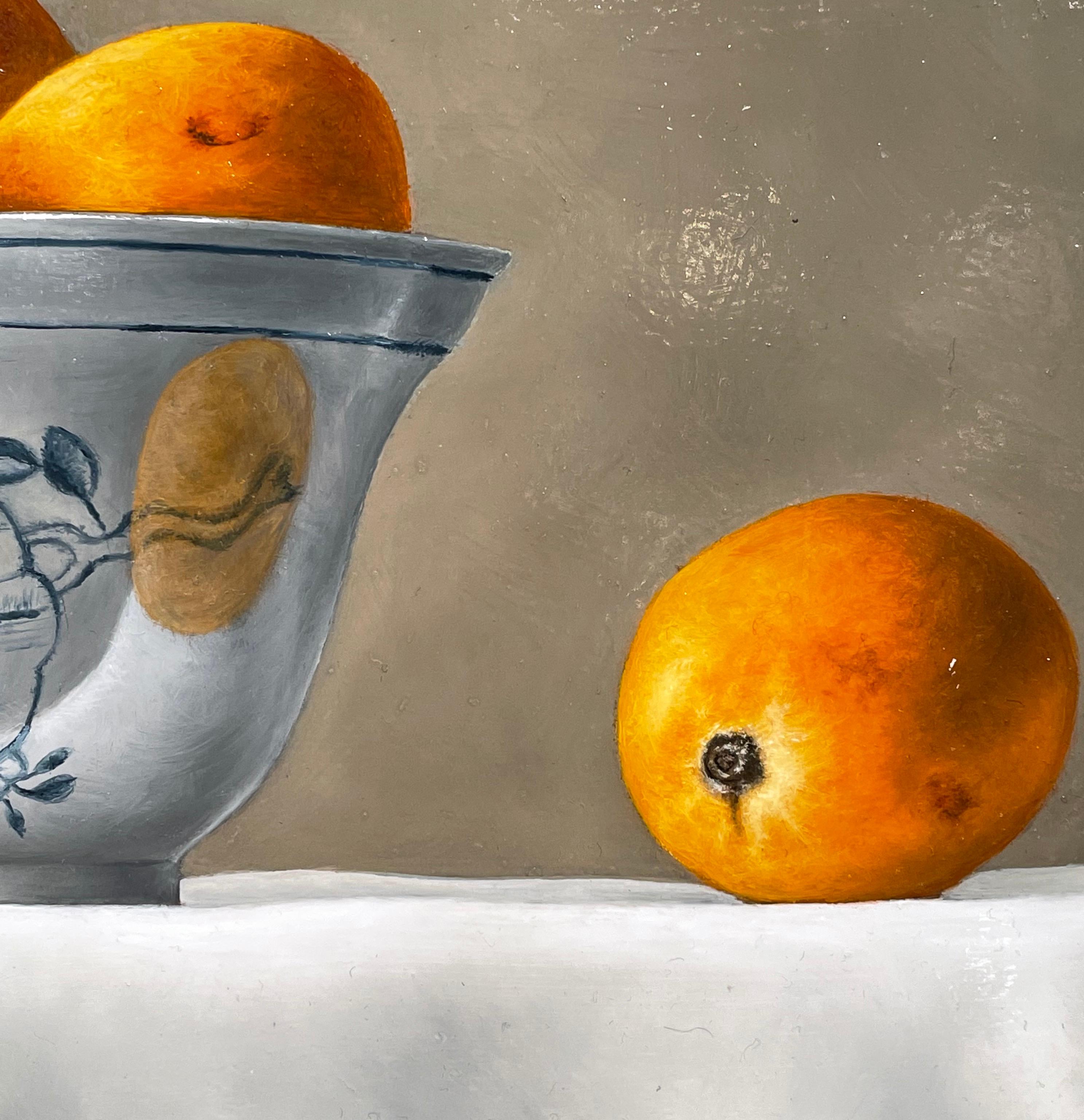„Loquats & Chinese Bowl“ Zeitgenössisches fotorealistisches Stillleben, gelb (Gelb), Still-Life Painting, von Barbara Vanhove