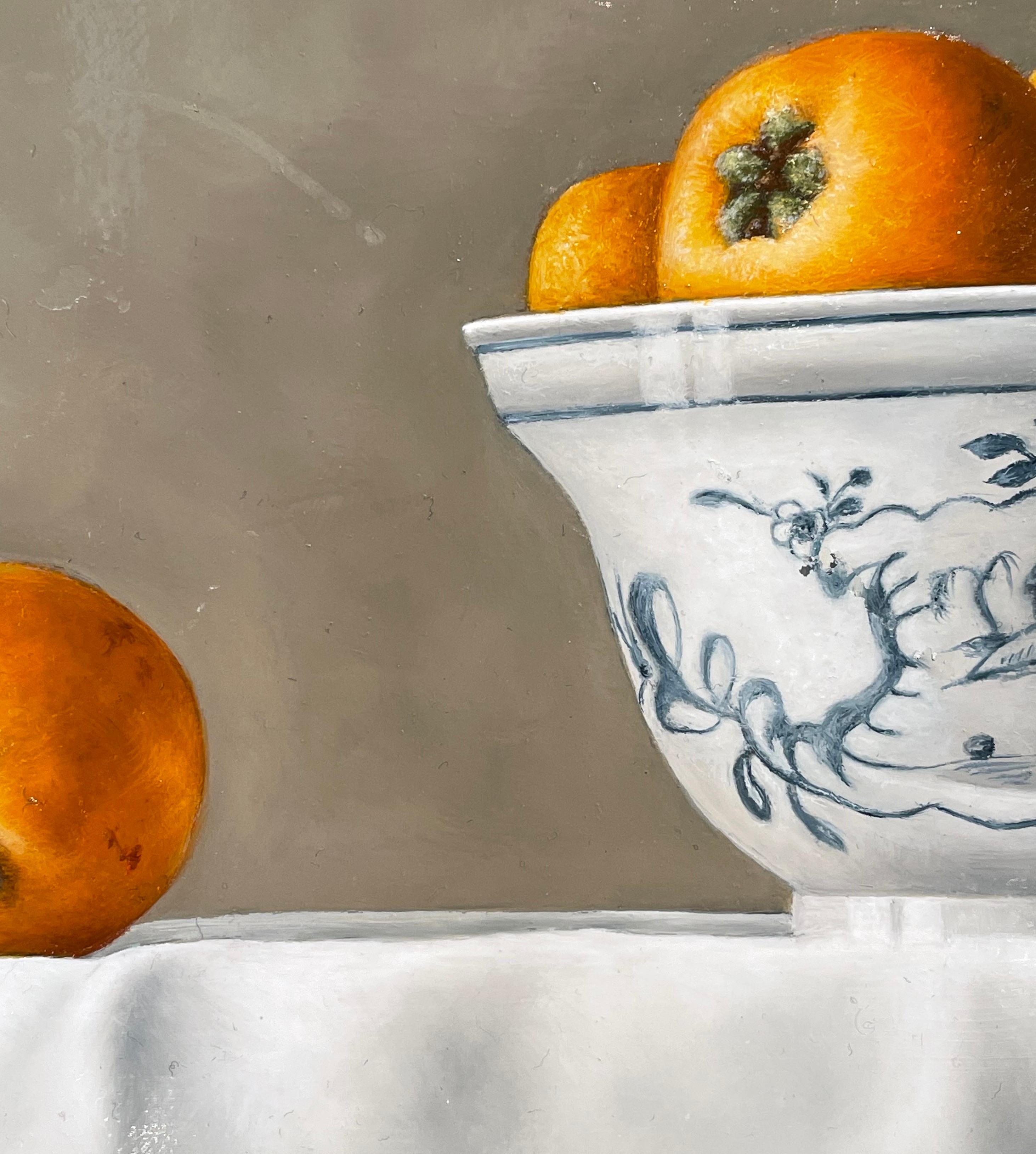 Zeitgenössisches Stillleben 'Loquats & Chinese Bowl' von Barbara Vanhove. Inspiriert von den niederländischen Meistern.

Barbara wurde 1974 in Watermael-Boisfort in Belgien geboren. Schon früh zeigte sie ein unglaubliches Naturtalent und studierte
