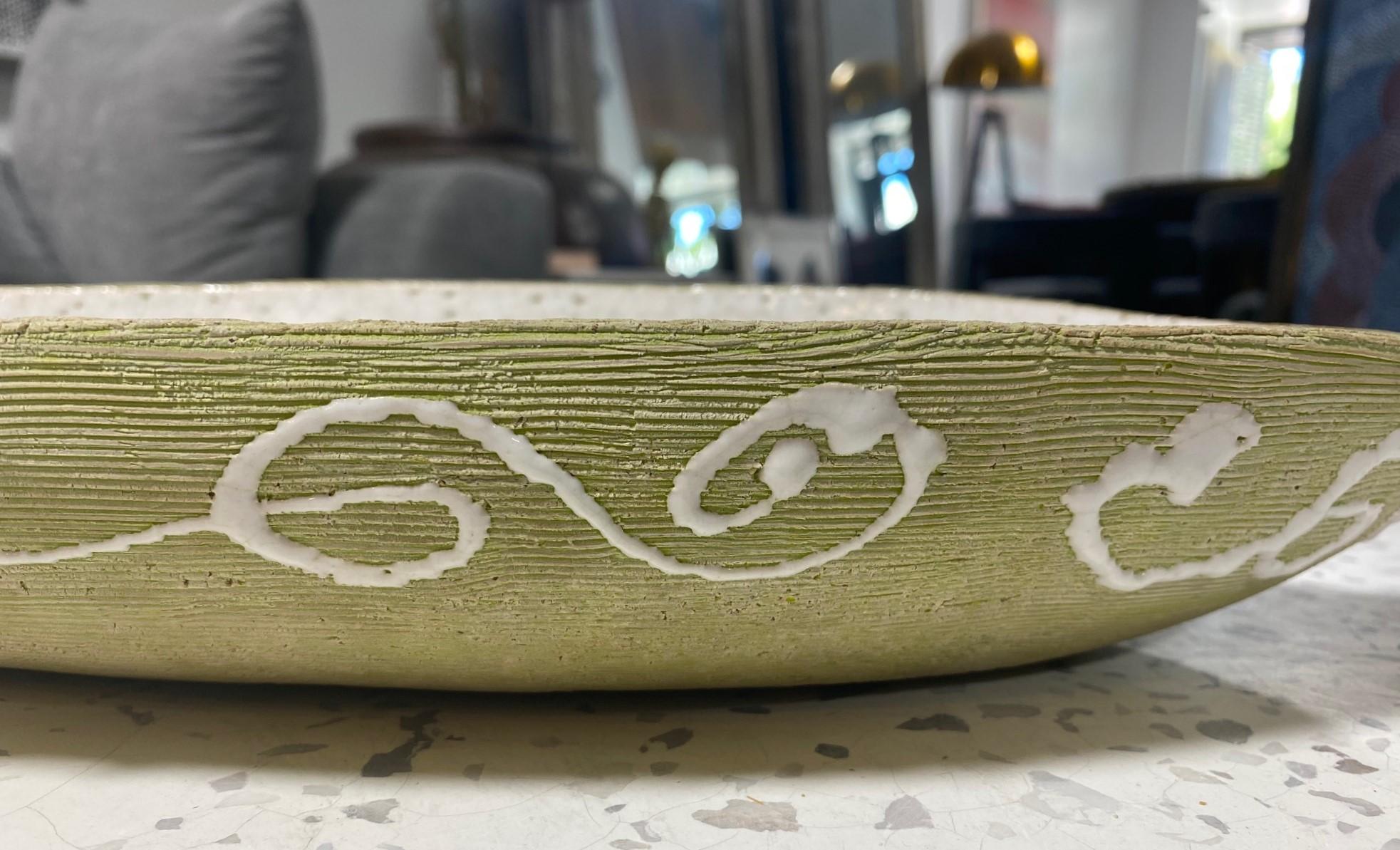 Barbara Willis Signed Large Mid-Century Modern California Studio Pottery Bowl  In Good Condition For Sale In Studio City, CA