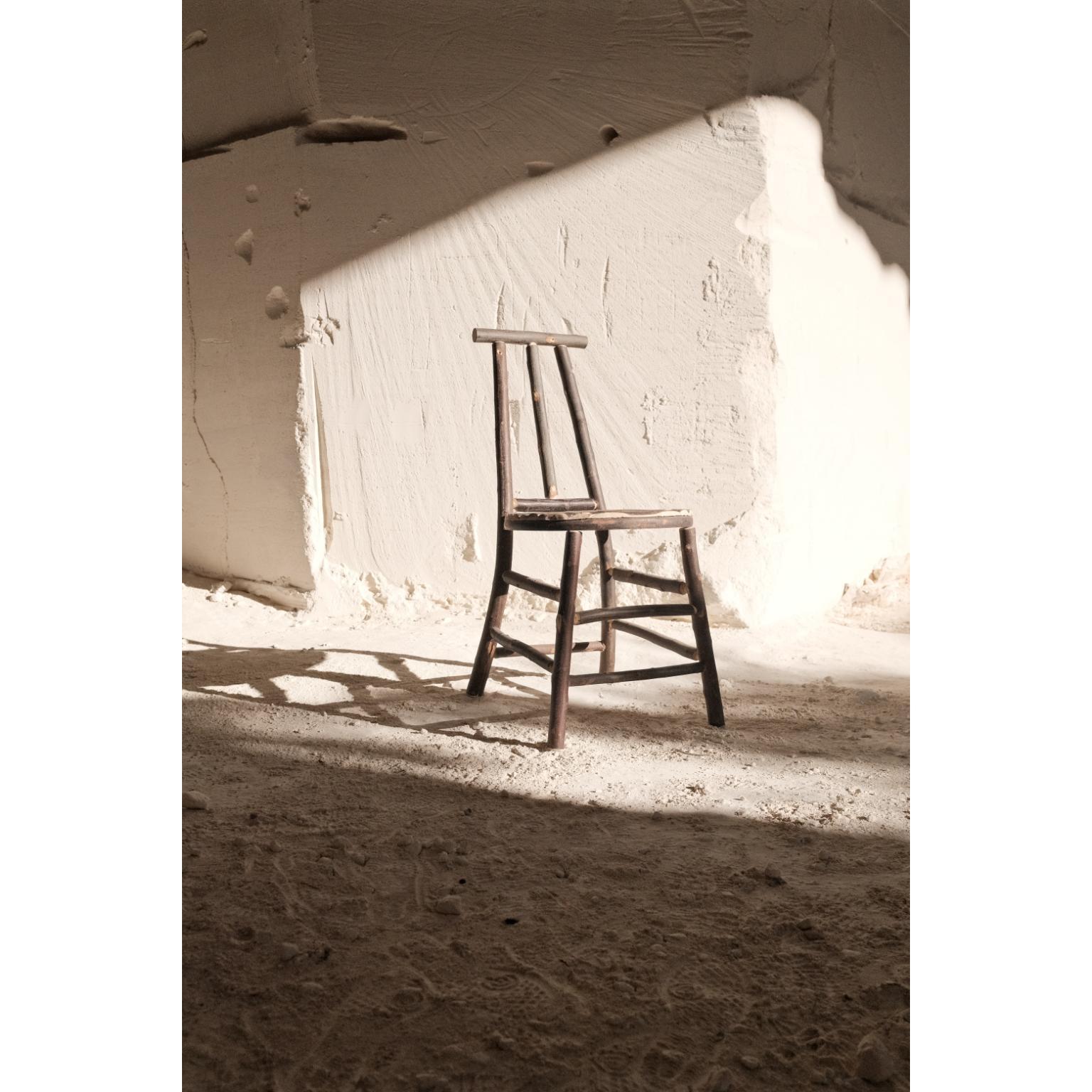 Barbare Totem III di Bosc Design
Dimensioni: L 42 x P 42 x H 94 cm 
Materiali: Wood.

Sedia in castagno con corteccia nera.
Il castagno nero e le forme della serie Totem evocano un'arte surreale, libera e gioiosa. Riprese effettuate all'interno di