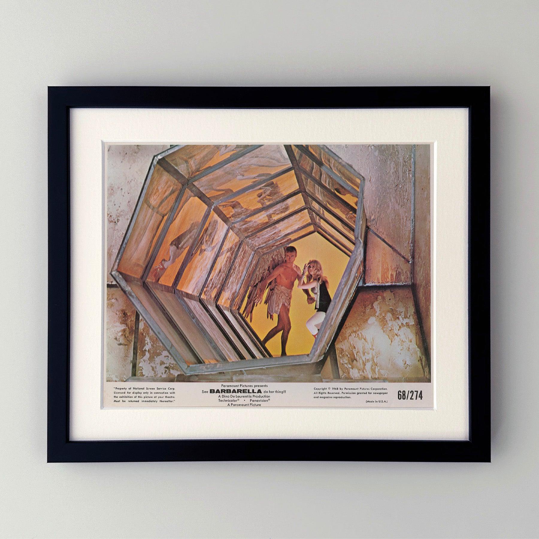 Original 8x10 Zoll Lobby-Karte für Barbarella (1968) mit Jane Fonda, John Phillip Law und Anita Pallenberg in den Hauptrollen und unter der Regie von Roger Vadim.

Werbefotos (Film/Produktion) wurden erstellt, um die Studios bei der Werbung für ihre