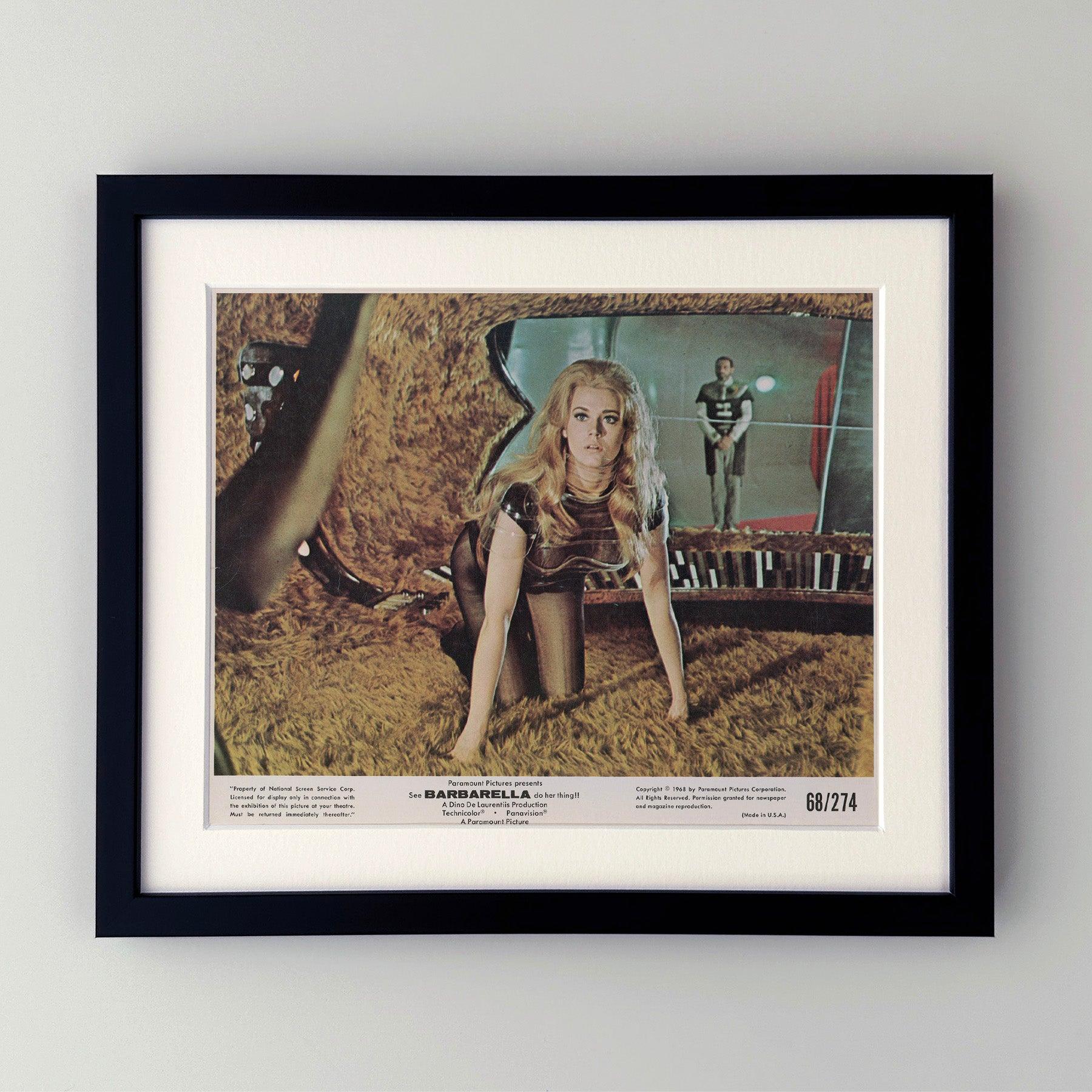 Original 8x10 Zoll Lobby-Karte für Barbarella (1968) mit Jane Fonda, John Phillip Law und Anita Pallenberg in den Hauptrollen und unter der Regie von Roger Vadim.

Werbefotos (Film/Produktion) wurden erstellt, um die Studios bei der Werbung für ihre