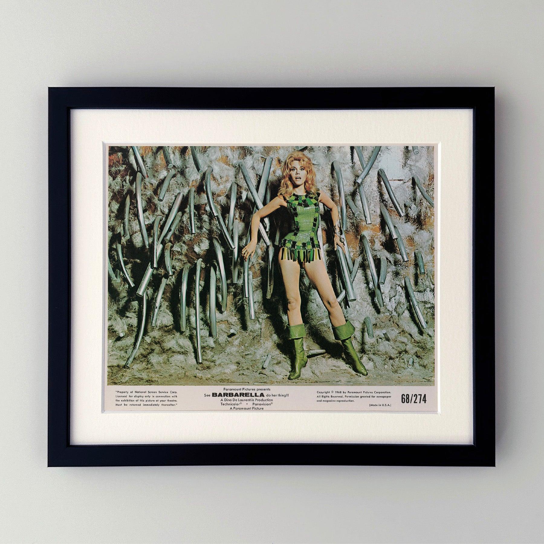 Original 8x10 Zoll Lobby-Karte für Barbarella (1968) mit Jane Fonda, John Phillip Law und Anita Pallenberg in den Hauptrollen und unter der Regie von Roger Vadim.

Werbefotos (Film/Produktion) wurden erstellt, um die Studios bei der Werbung für ihre