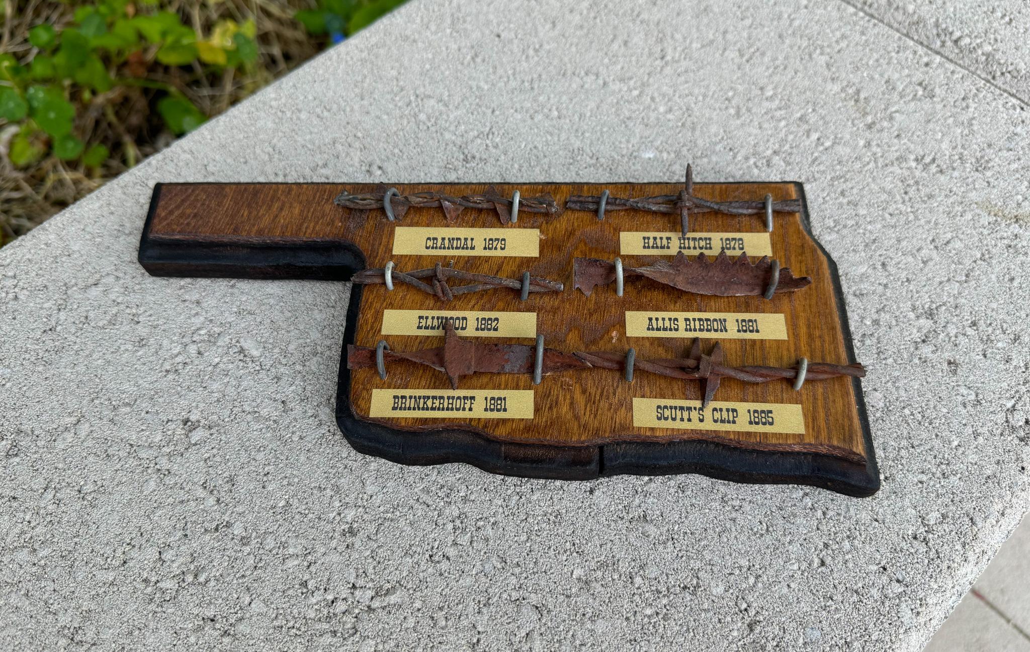 Barbed Draht-Kollektion / Display montiert auf einer Oklahoma-förmigen Plakette (Volkskunst) im Angebot
