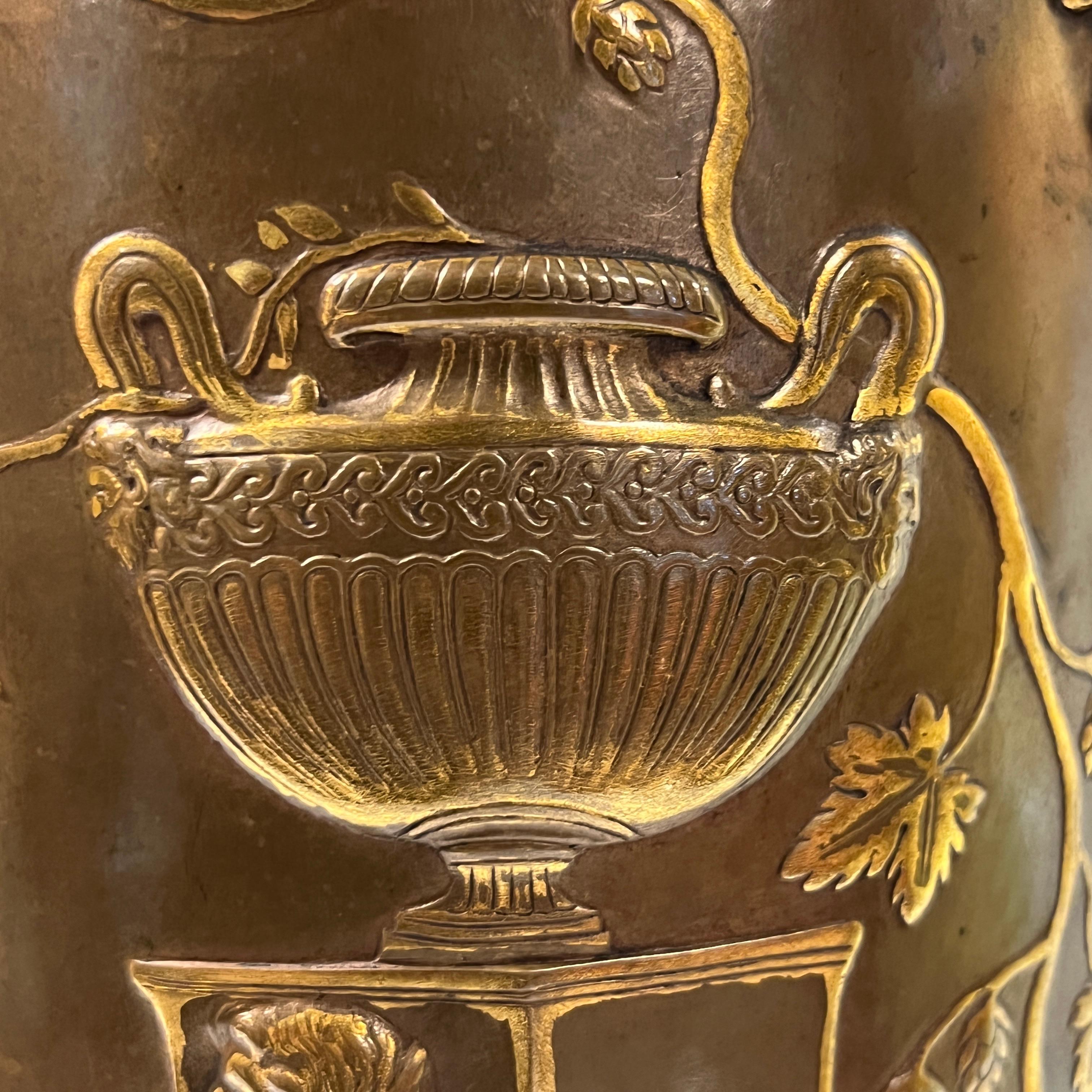 Vase en bronze néoclassique de Bacchanale de Barbedienne monté en lampe en vente 3