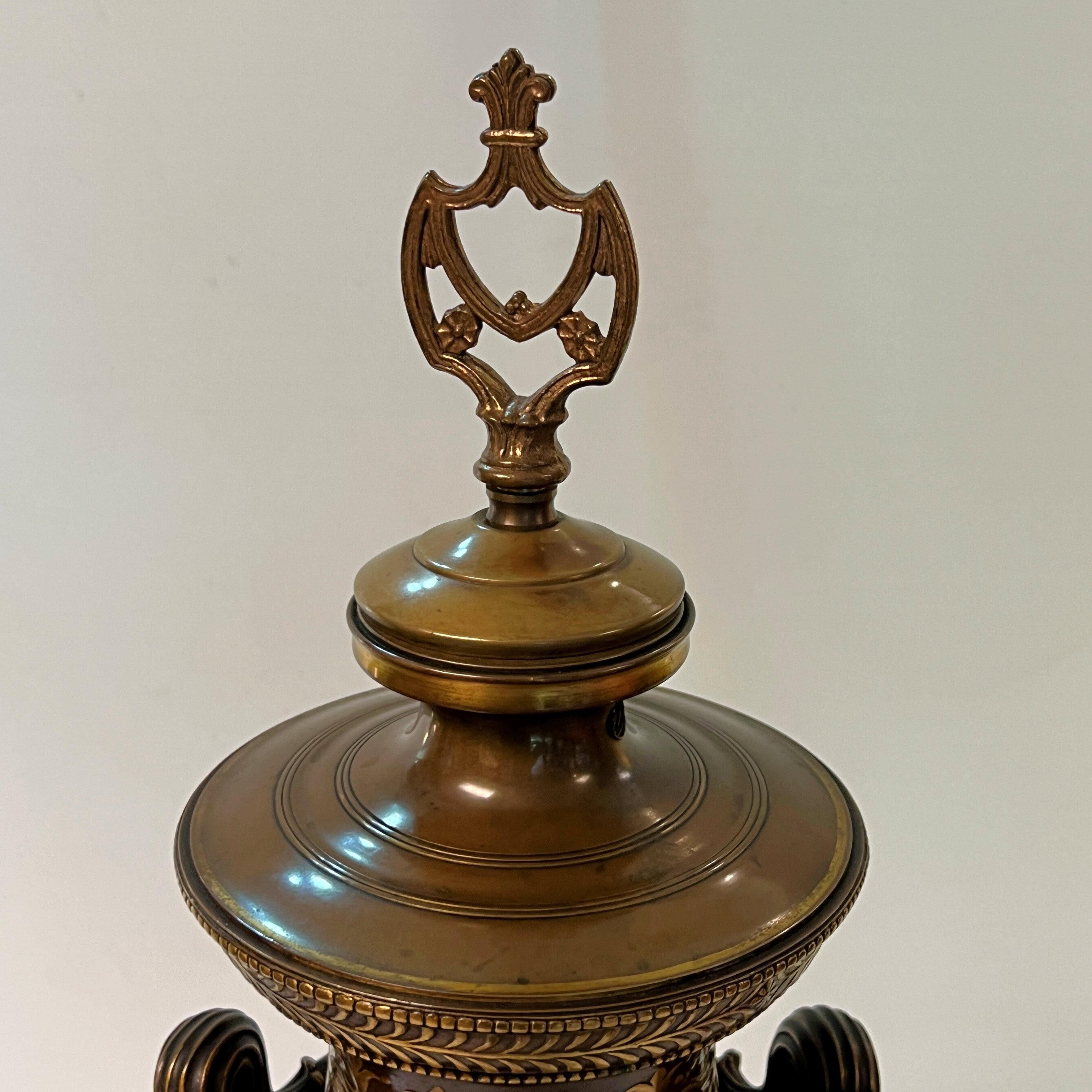 Doré Vase en bronze néoclassique de Bacchanale de Barbedienne monté en lampe en vente