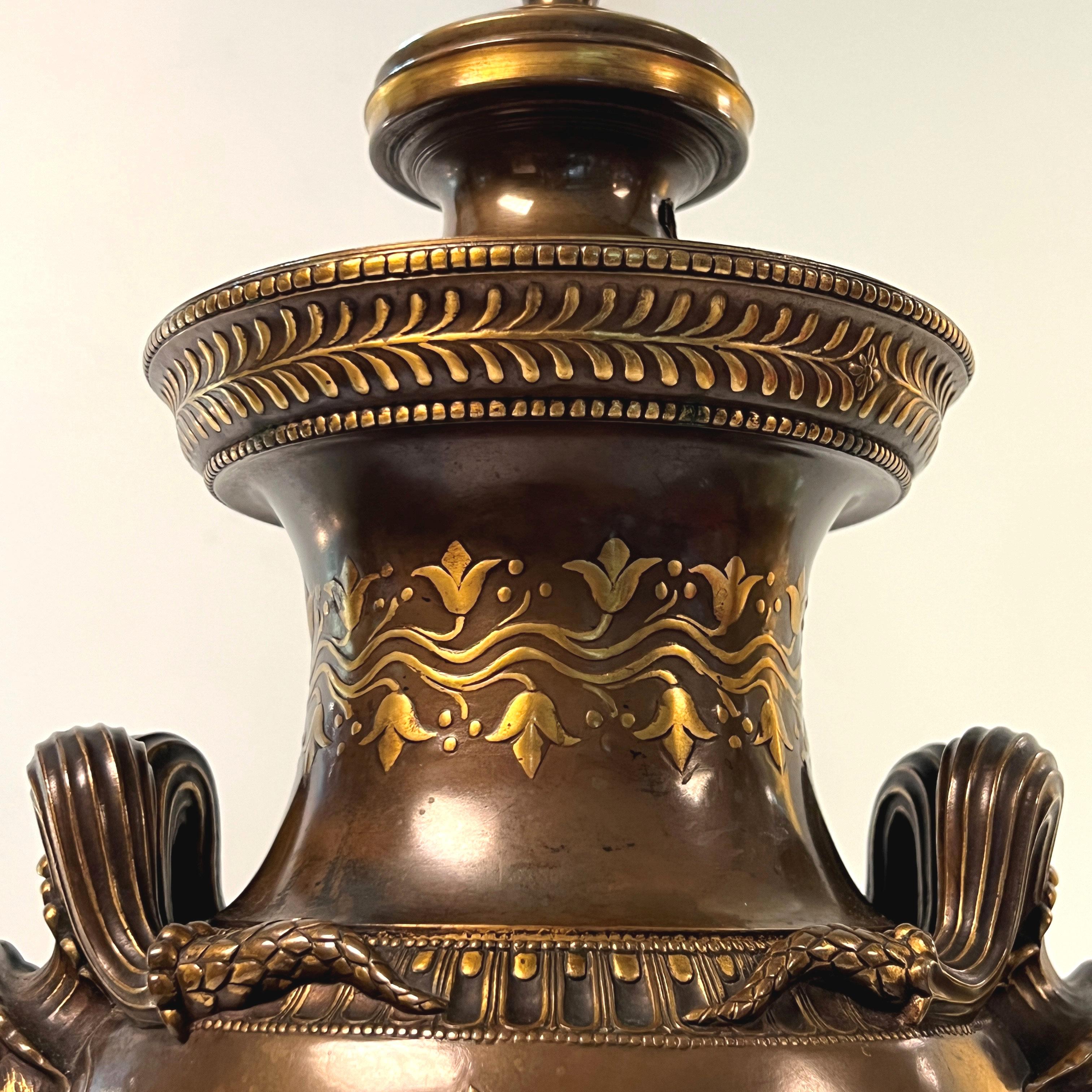 XIXe siècle Vase en bronze néoclassique de Bacchanale de Barbedienne monté en lampe en vente