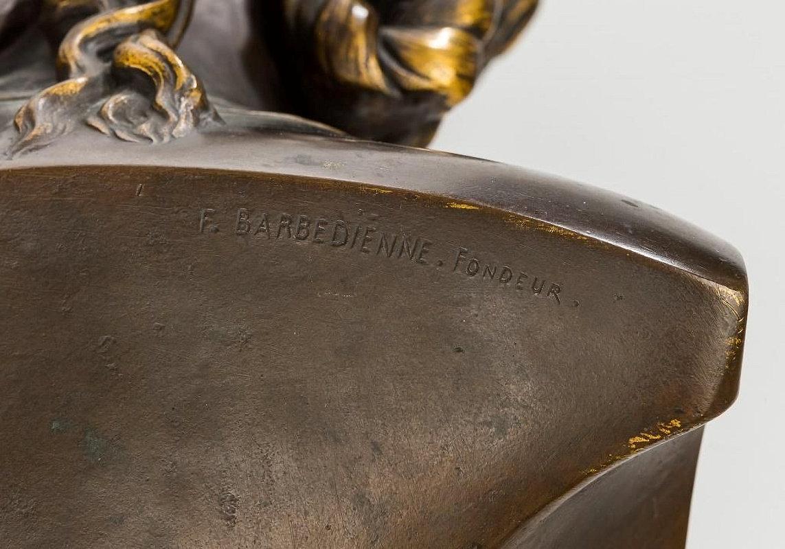 Notre buste en bronze du XIXe siècle d'une jolie femme néoclassique avec une couronne diadème, connu sous le nom de Buste de Femme au Diadème, par Eugène Aizelin (français, 1821-1902) a été fondu par Barbedienne à Paris en 1870.  Exceptionnellement