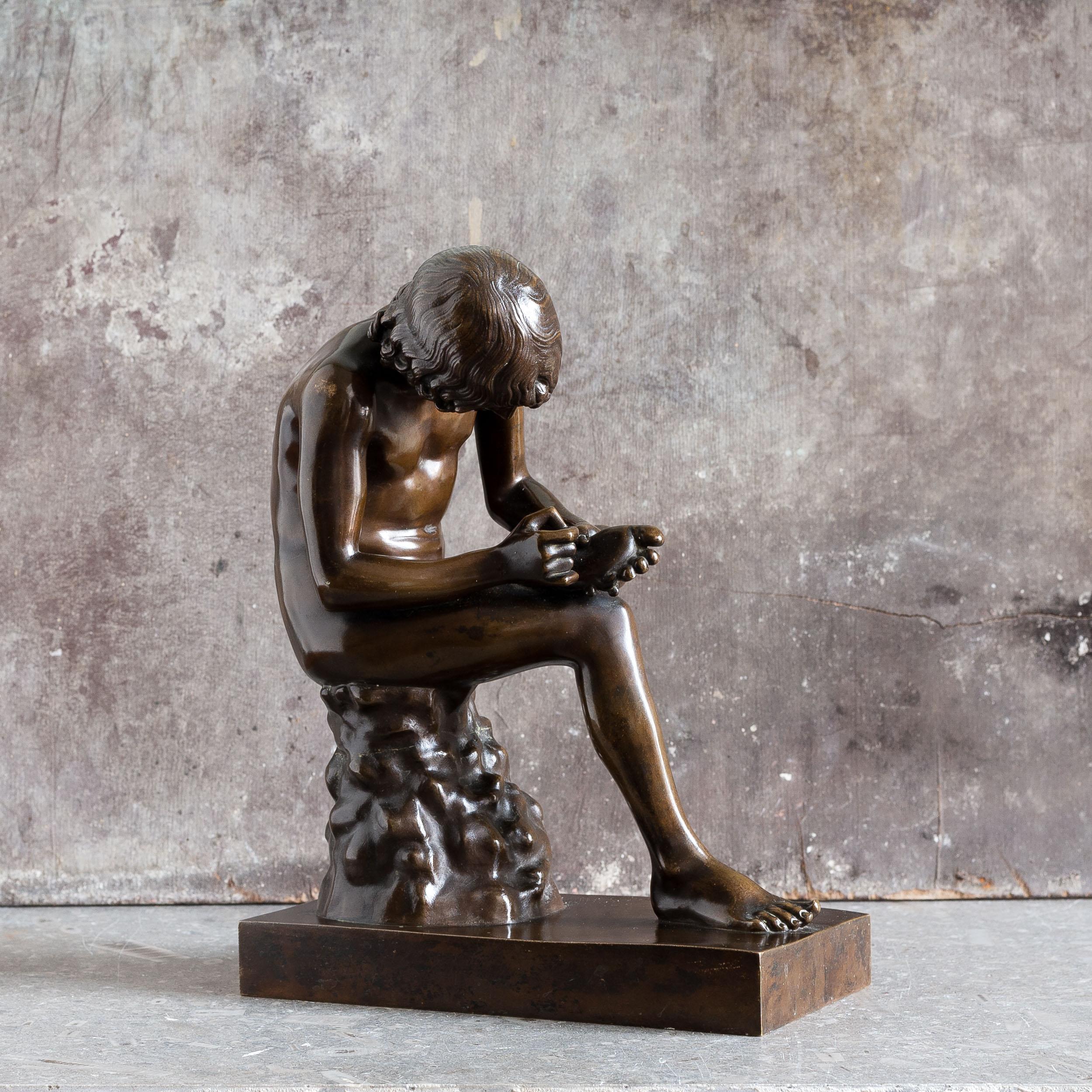 Französisches Bronzemodell des Spinario aus der Mitte des 19. Jahrhunderts, gegossen von der berühmten Gießerei Barbedienne, nach antikem Vorbild, mit Stempel auf dem Sockel.

Bei dieser Skulptur handelt es sich um eine französische Kopie des