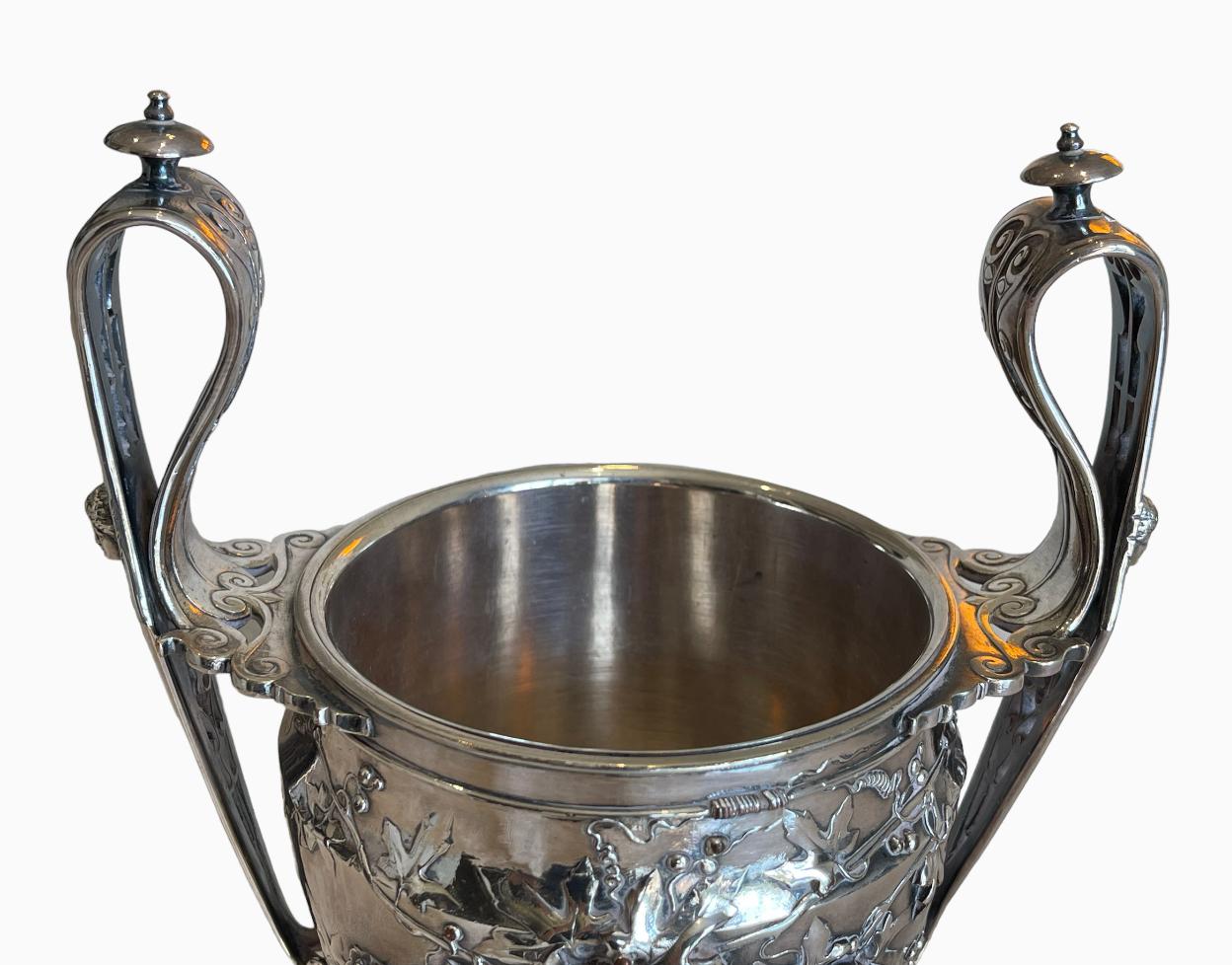 Français Barbedienne & Sevin - Vase Cantharus en bronze argenté en vente