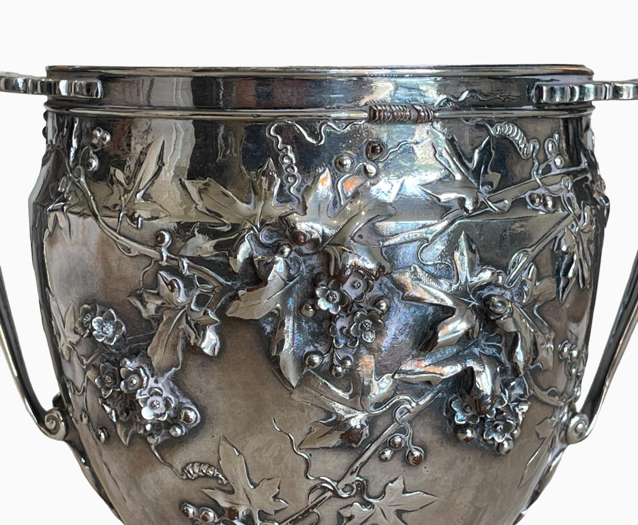 XIXe siècle Barbedienne & Sevin - Vase Cantharus en bronze argenté en vente