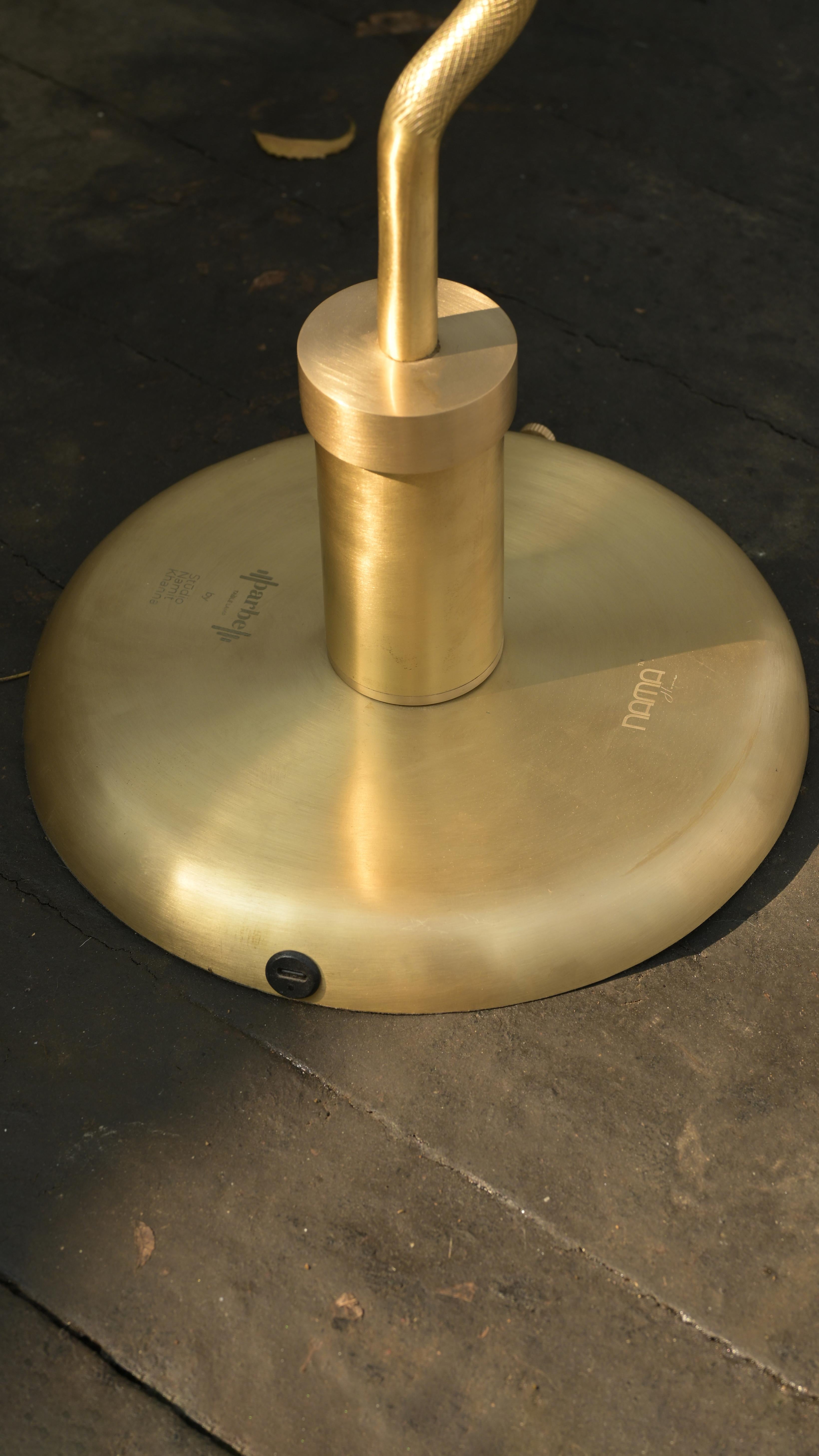 Lampe à poser portable Barbell par Studio Namit Khanna en vente 4
