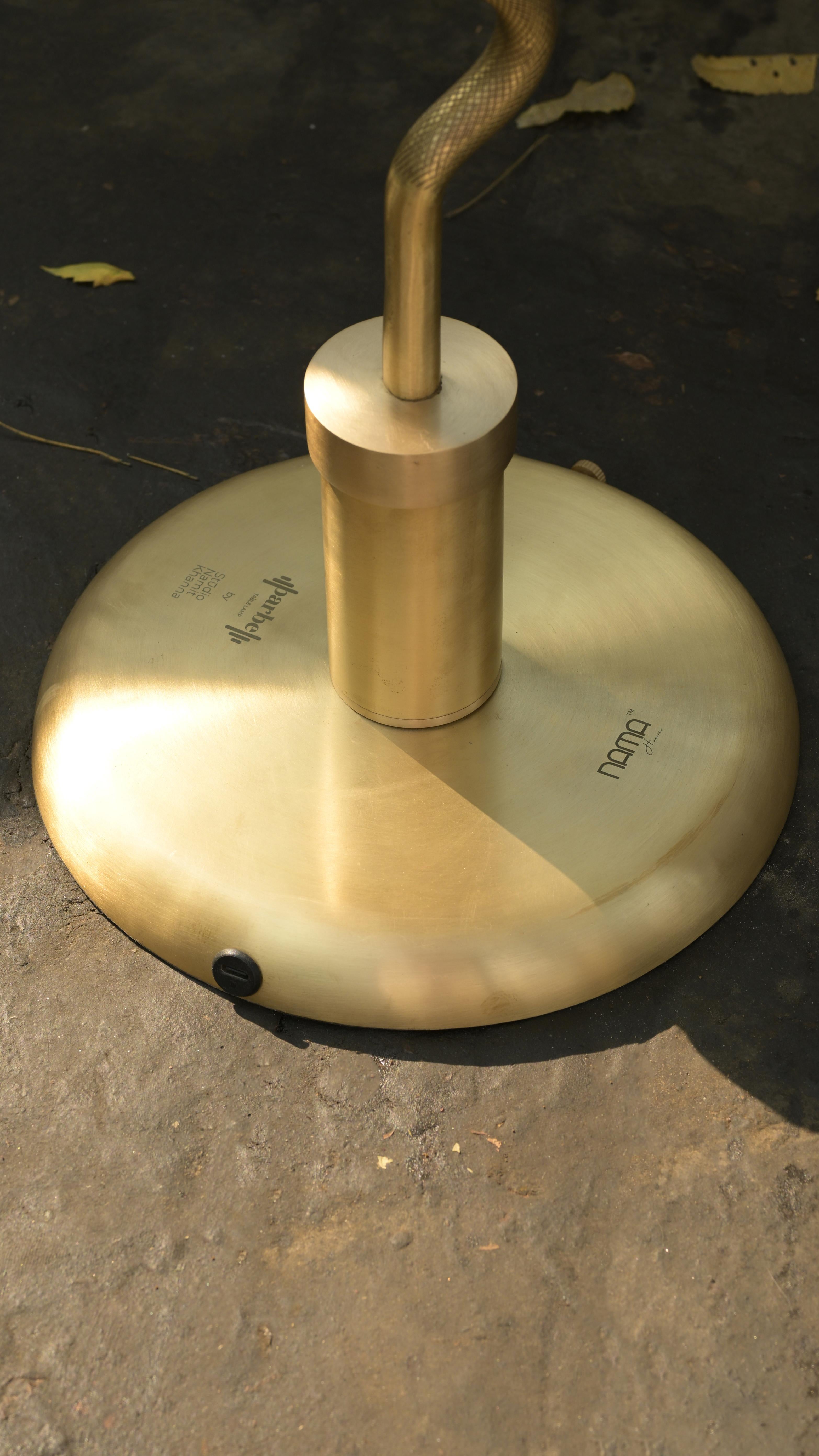 Lampe à poser portable Barbell par Studio Namit Khanna en vente 6