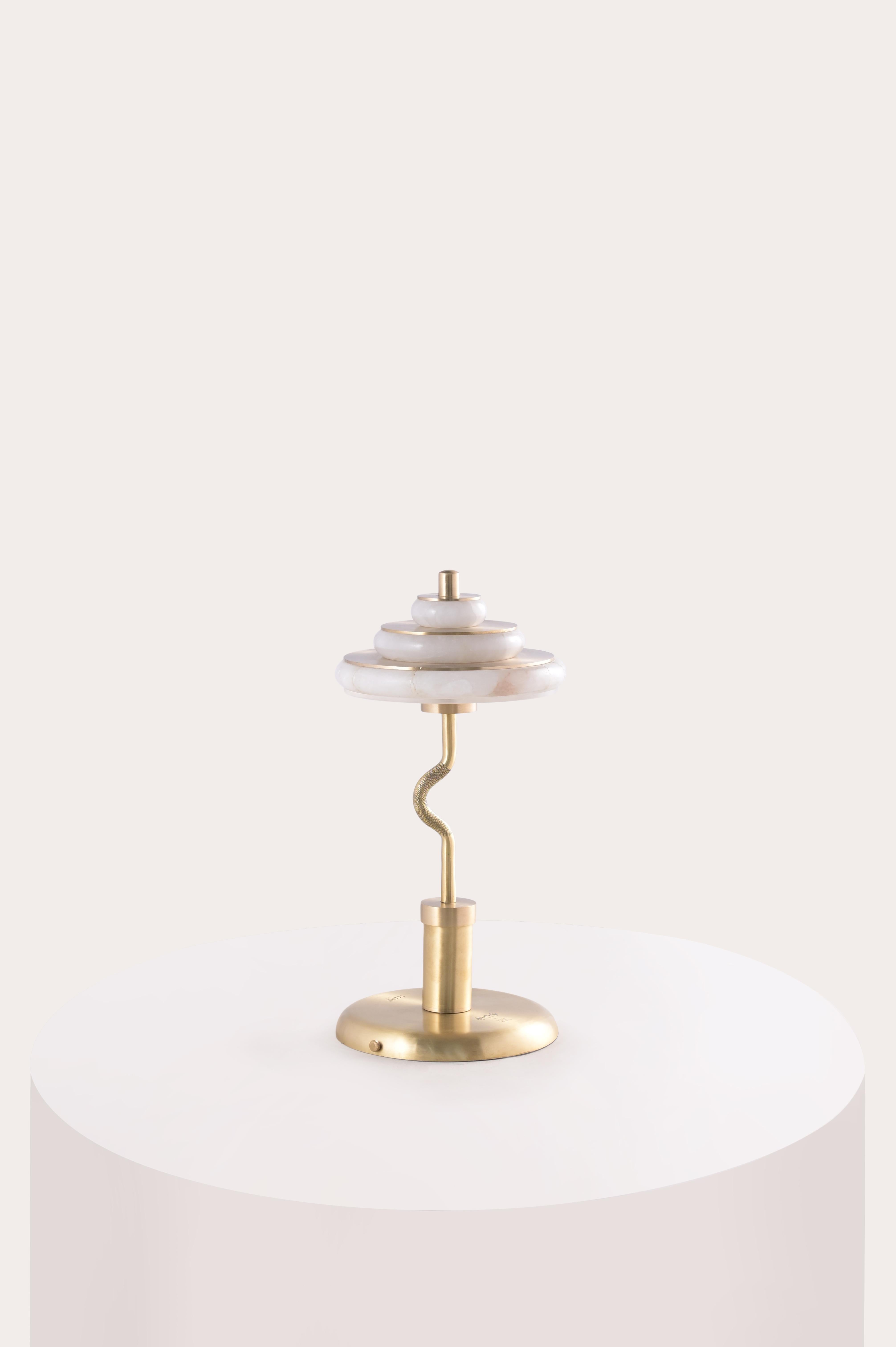 Design/One léger, style lourd. La lampe de table portable Barbell s'inspire de la salle de sport et la transforme en une œuvre d'art en édition limitée. Fabriquée en laiton et en albâtre, sa forme sculpturale et épurée est à la fois saisissante et