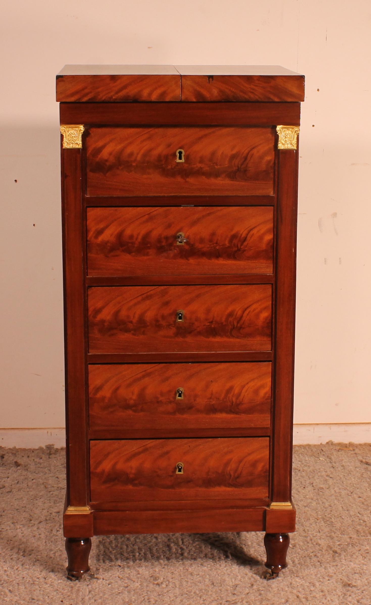Elegant barber furniture in solid mahogany and mahogany veneer from the early 19th century Empire period
Very beautiful barbière composed of 5 drawers. interior of the drawers in oak and finished with dovetail
Rack mirror mechanism (original
