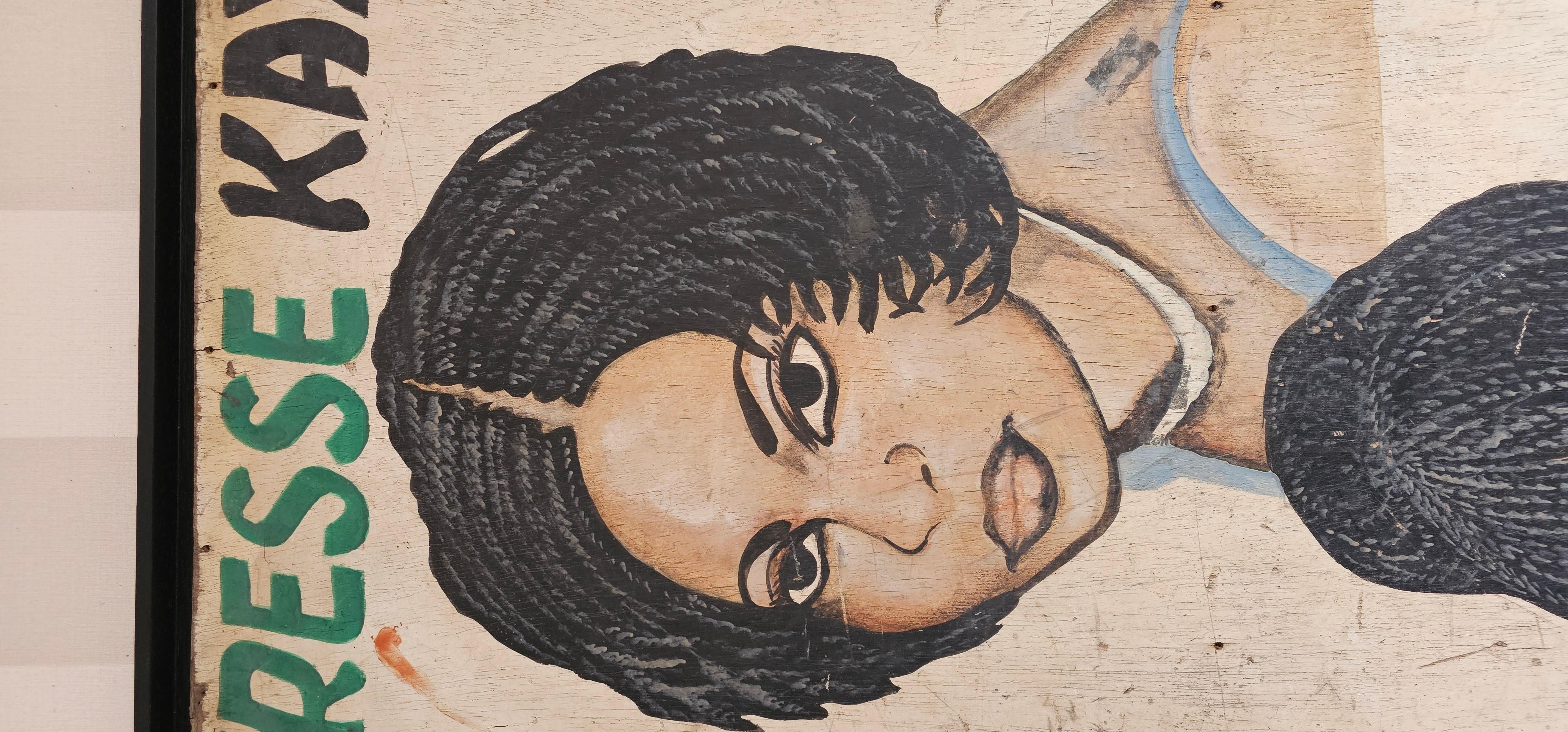 Este es un letrero original de peluquería muy raro de los años 70 . Recogido en Togo en 1985, está en muy buen estado. 
Estos letreros de barbería son decorativos y coleccionables. Este ejemplo concreto tiene el nombre del propietario en el letrero