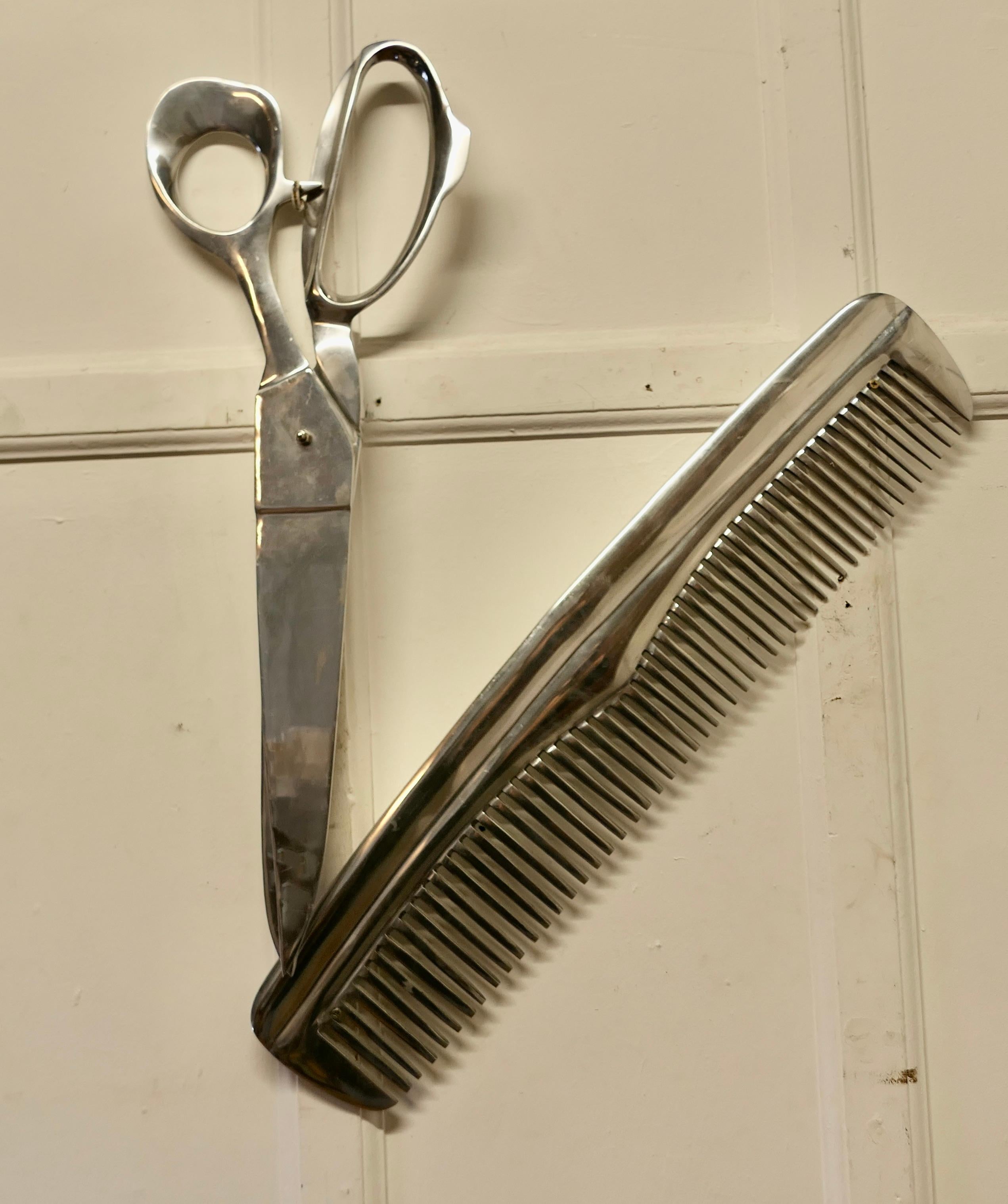 Gewerbeschild von Barber Shop, Riesiger Kamm und Scheren   Großer als das Leben  (Stahl) im Angebot
